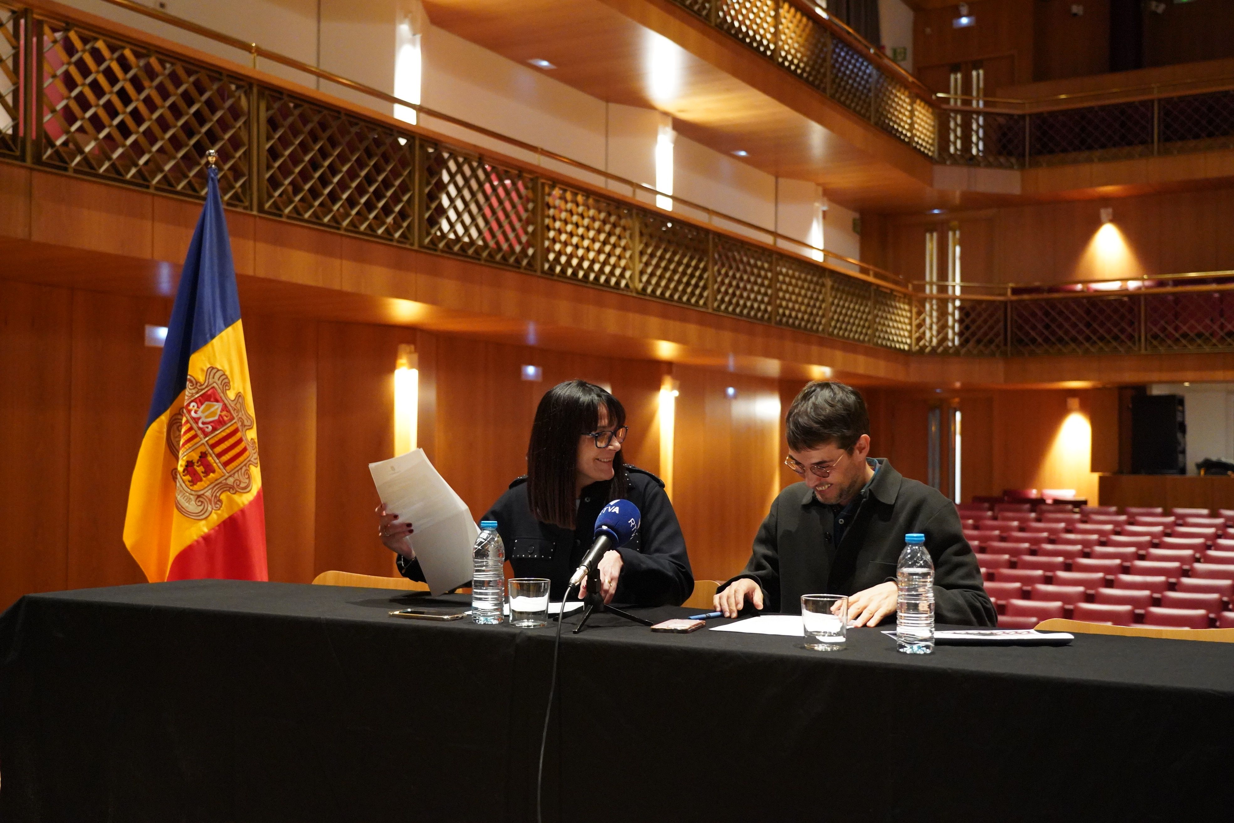 Mònica Bonell, ministra de Cultura, i Joan-Marc Joval, director del Departament de Promoció Cultural La portaveu del Sindicat, Rebeca Bonache.