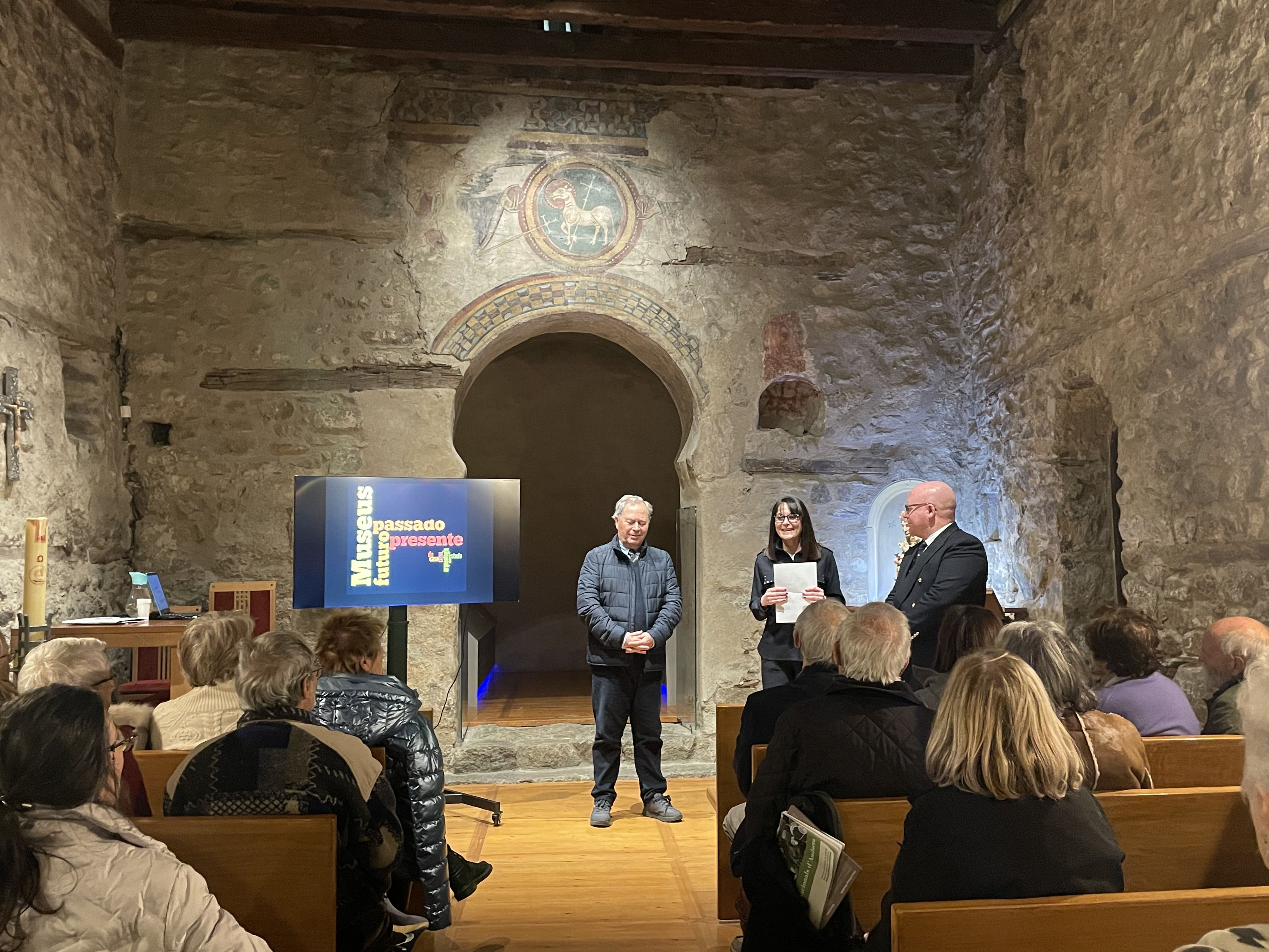 La ministra Mònica Bonell amb l'arqueòleg Luís Raposo i el cònsol Duarte Pinto da Rocha.