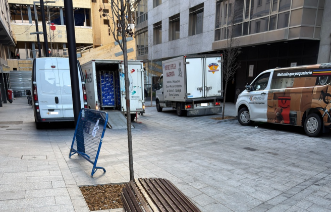 Vehicles mal estacionats i mobiliari trencat. Vehicles mal estacionats i mobiliari trencat.