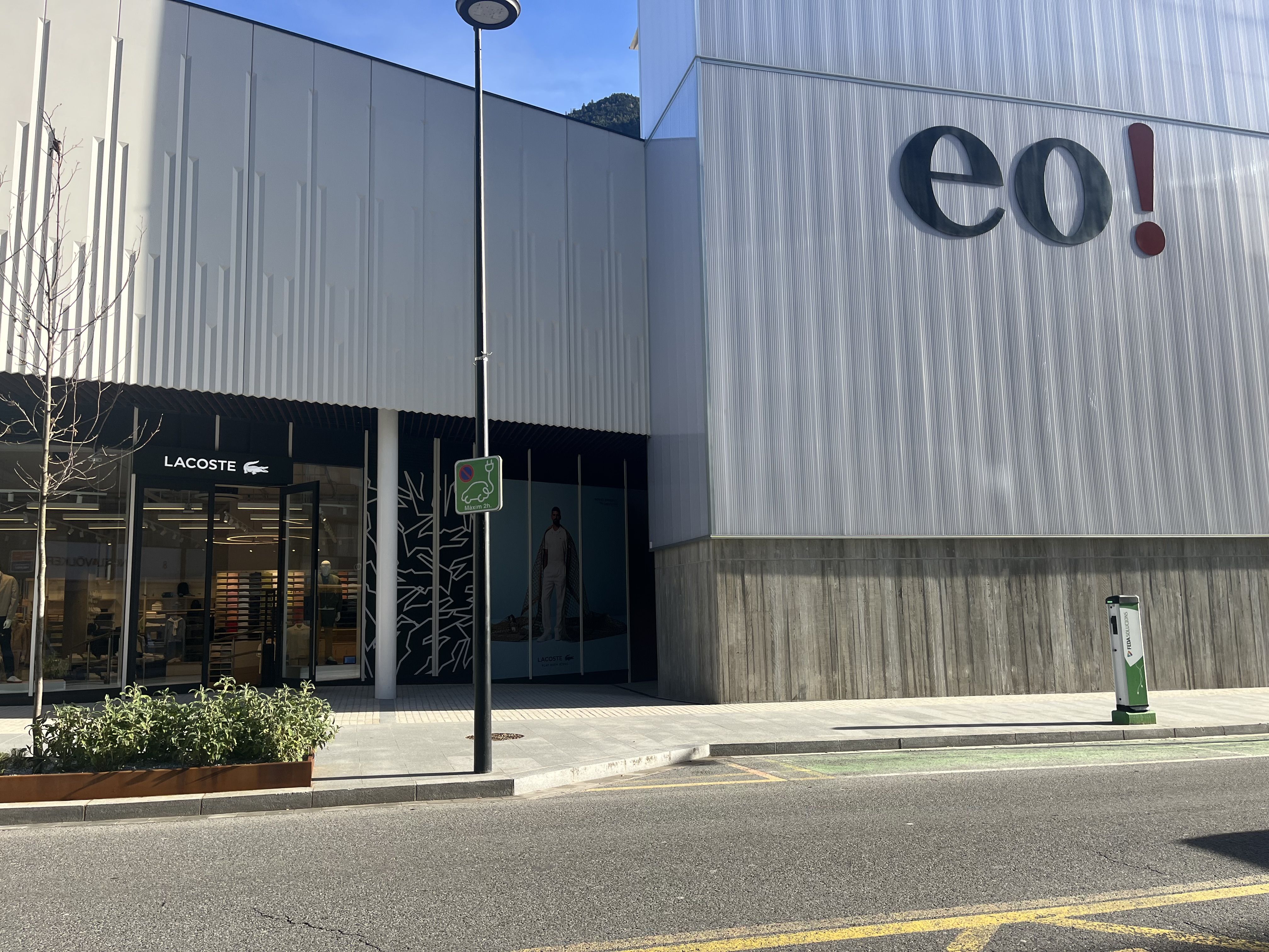 Oberta la primera botiga del nou centre comerical eo!
