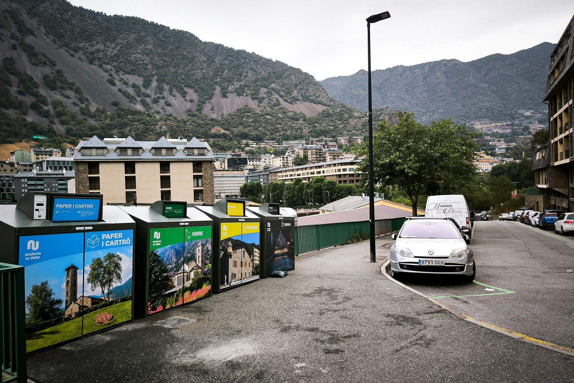 Contenidors de recollida de residus a Andorra la Vella.