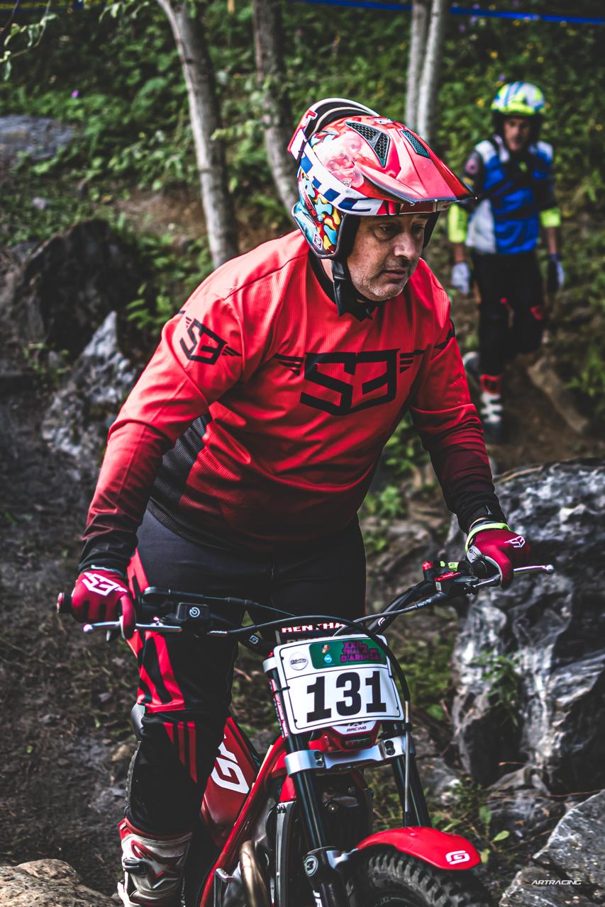 Joan Patrick Lasmolles, amb la moto de trial. Joan Patrick Lasmolles, amb la moto de trial.