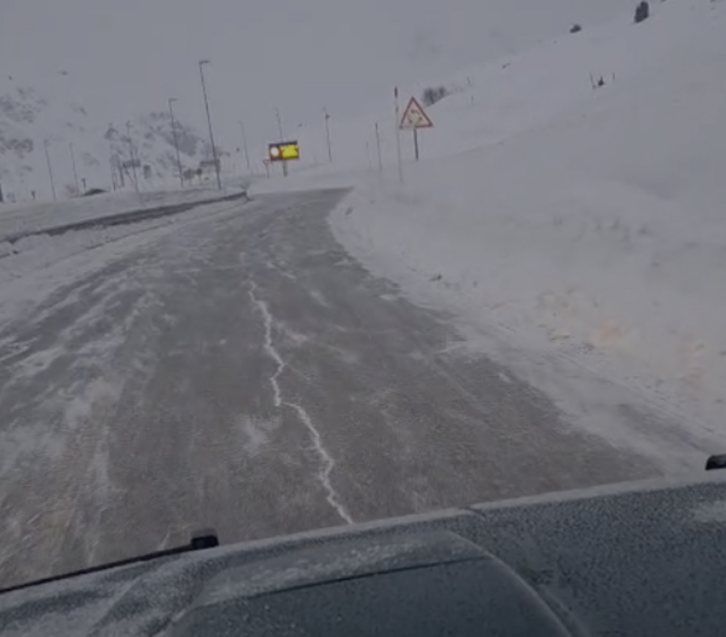 Un vehicle circulant al tomb del Pas aquests darrers dies.