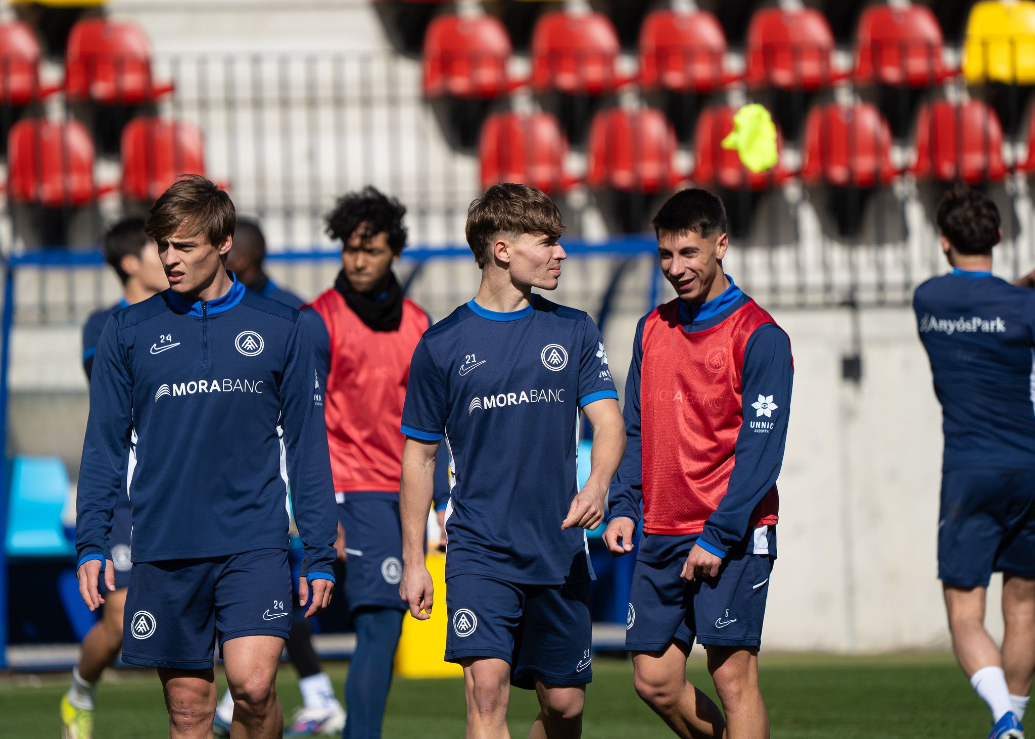 Els jugadors de l'FC Andorra, exercitant-se a Encamp abans del partit.