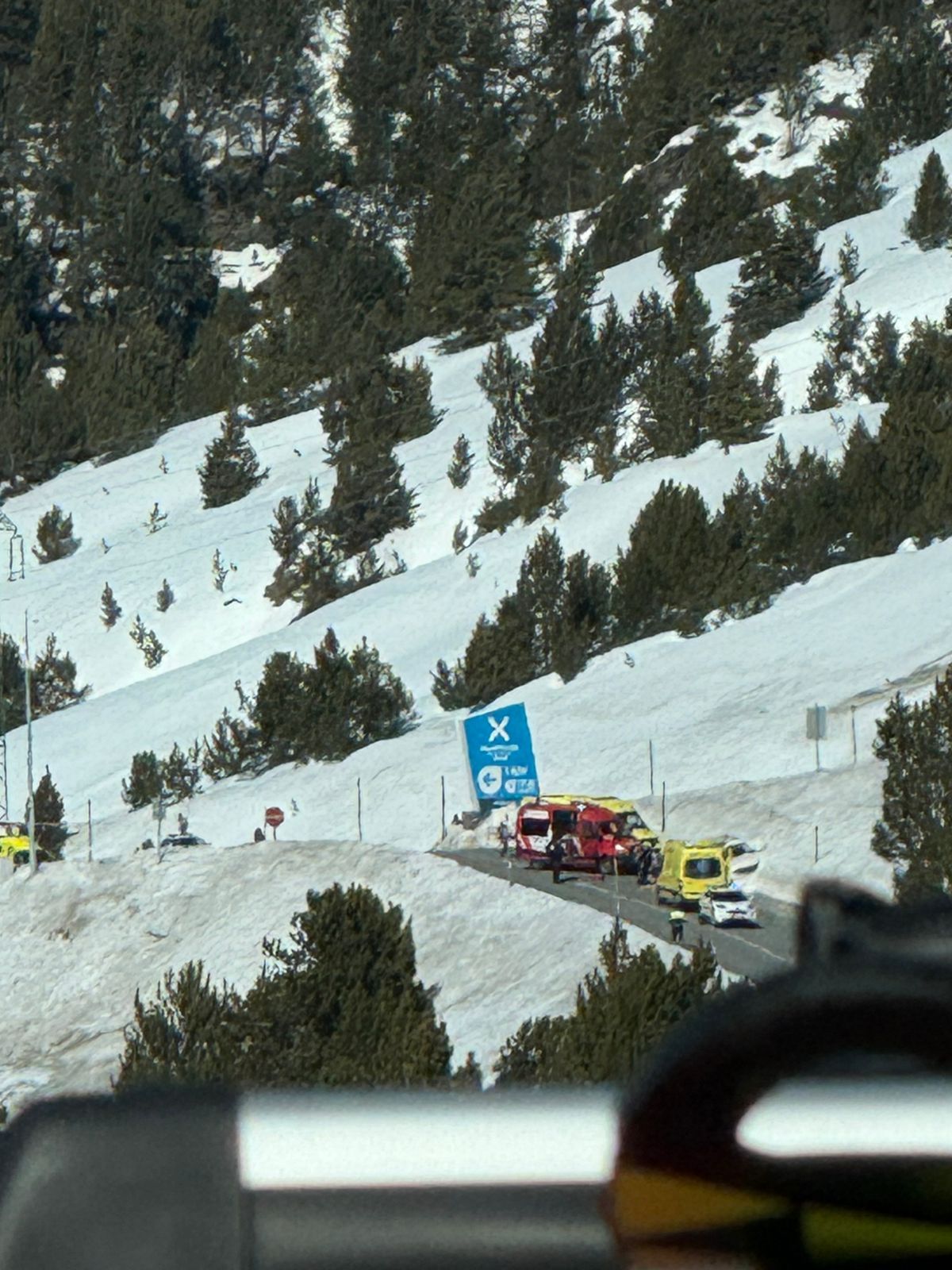 L'accident ha mobilitzat diverses ambulàncies i els bombers.