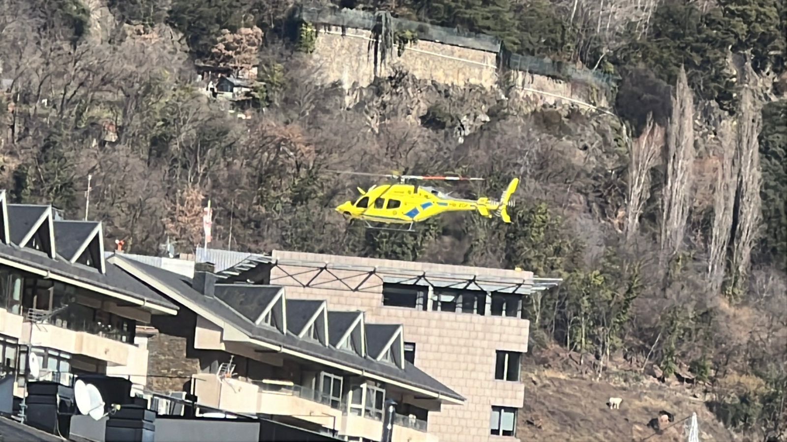 L'helicòpter en qüestió, en procés de trasllat del ferit.