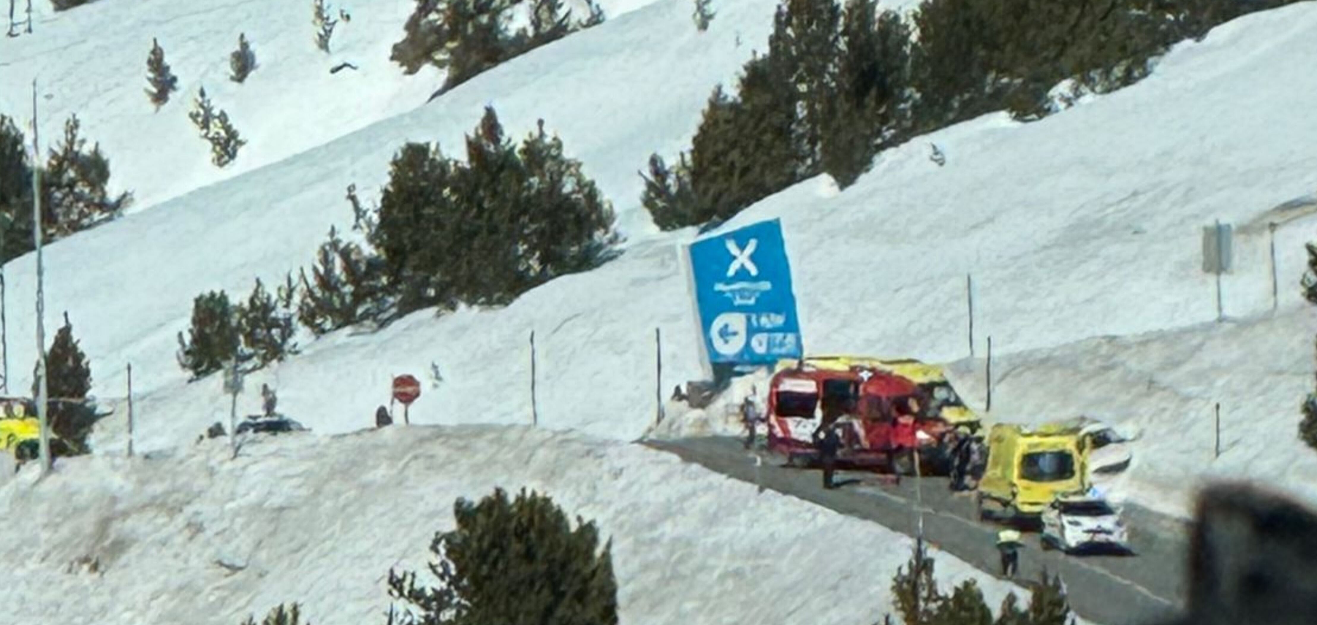 Les emergències sanitàries atenent encara el taxista (el vehicle està encastat contra el talús de neu) en el lloc del fet.