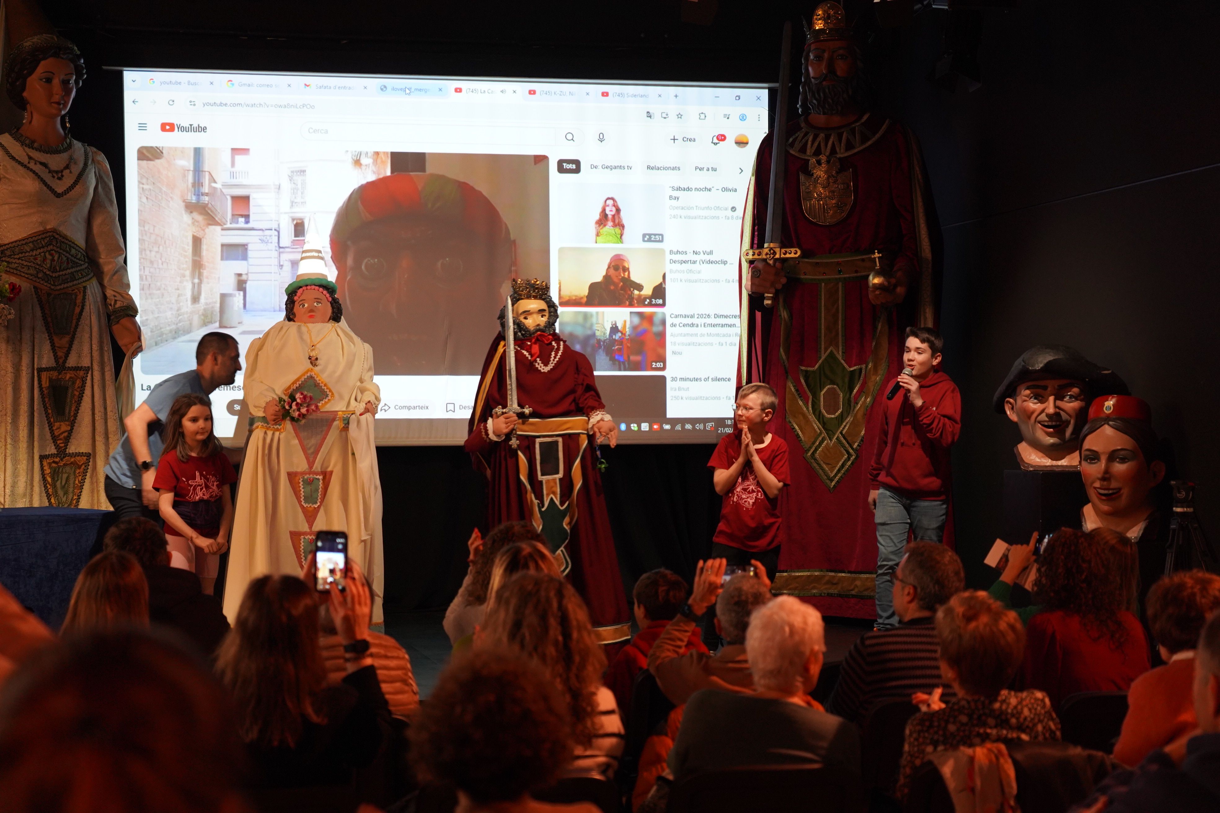 Adrià Sánchez, explicant el procés de creació dels gegantons.