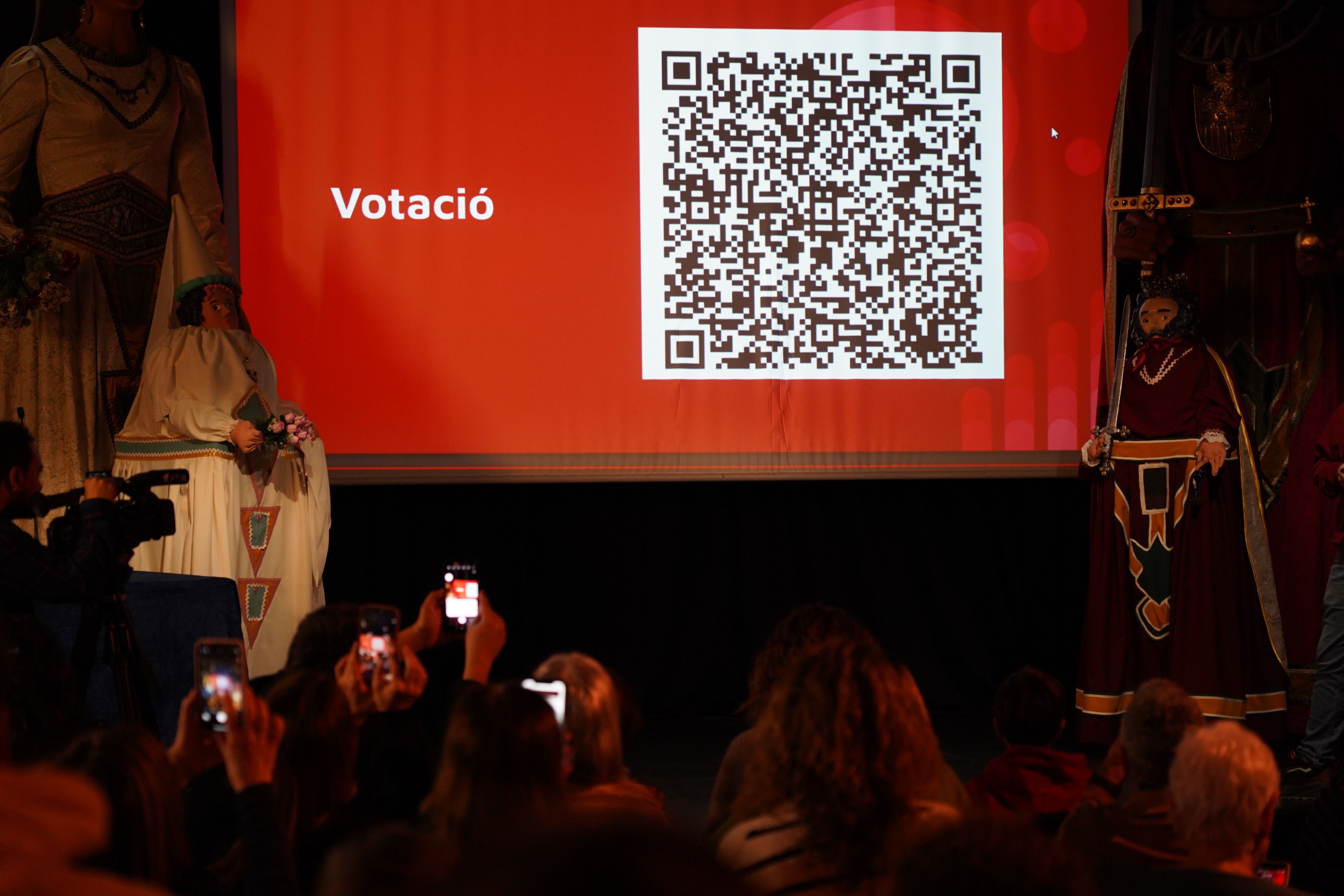 La gent, votant el nom dels gegantons amb el codi QR.