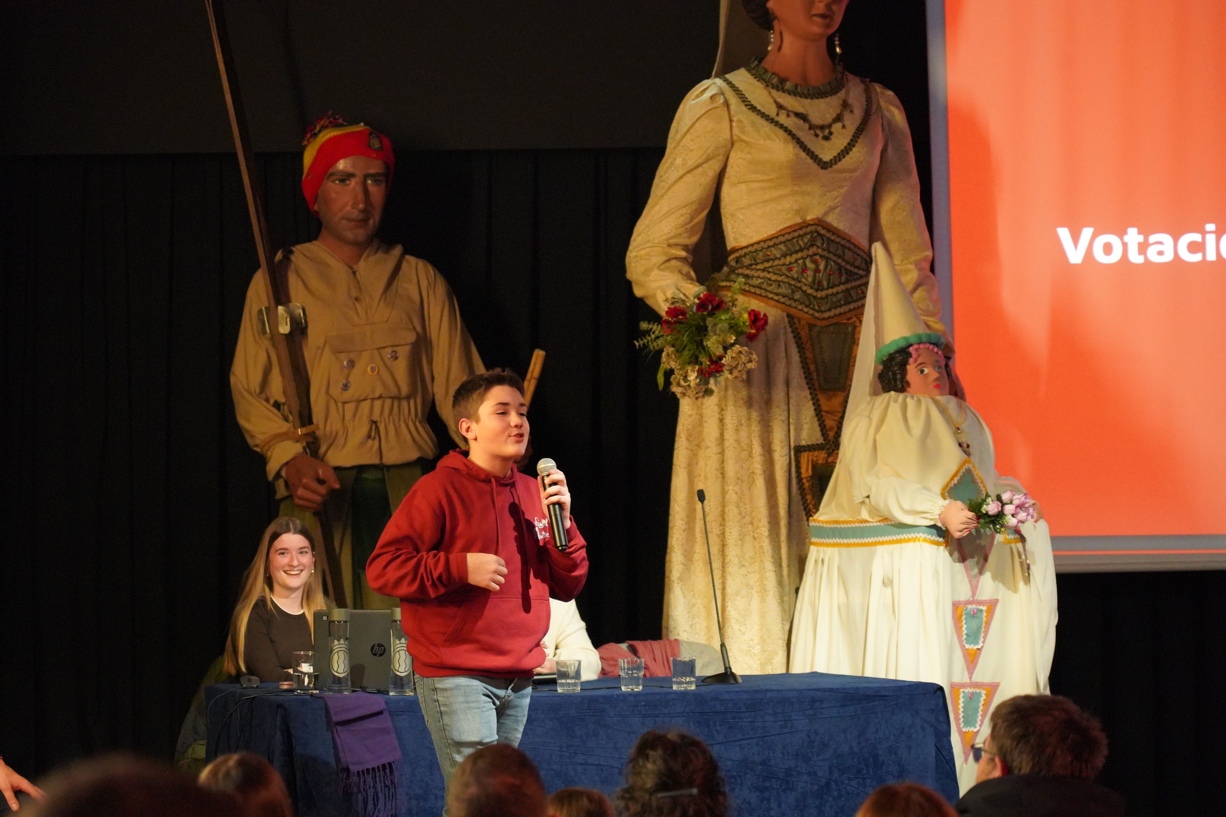 L'Adrià, tot un expert ja del micròfon.