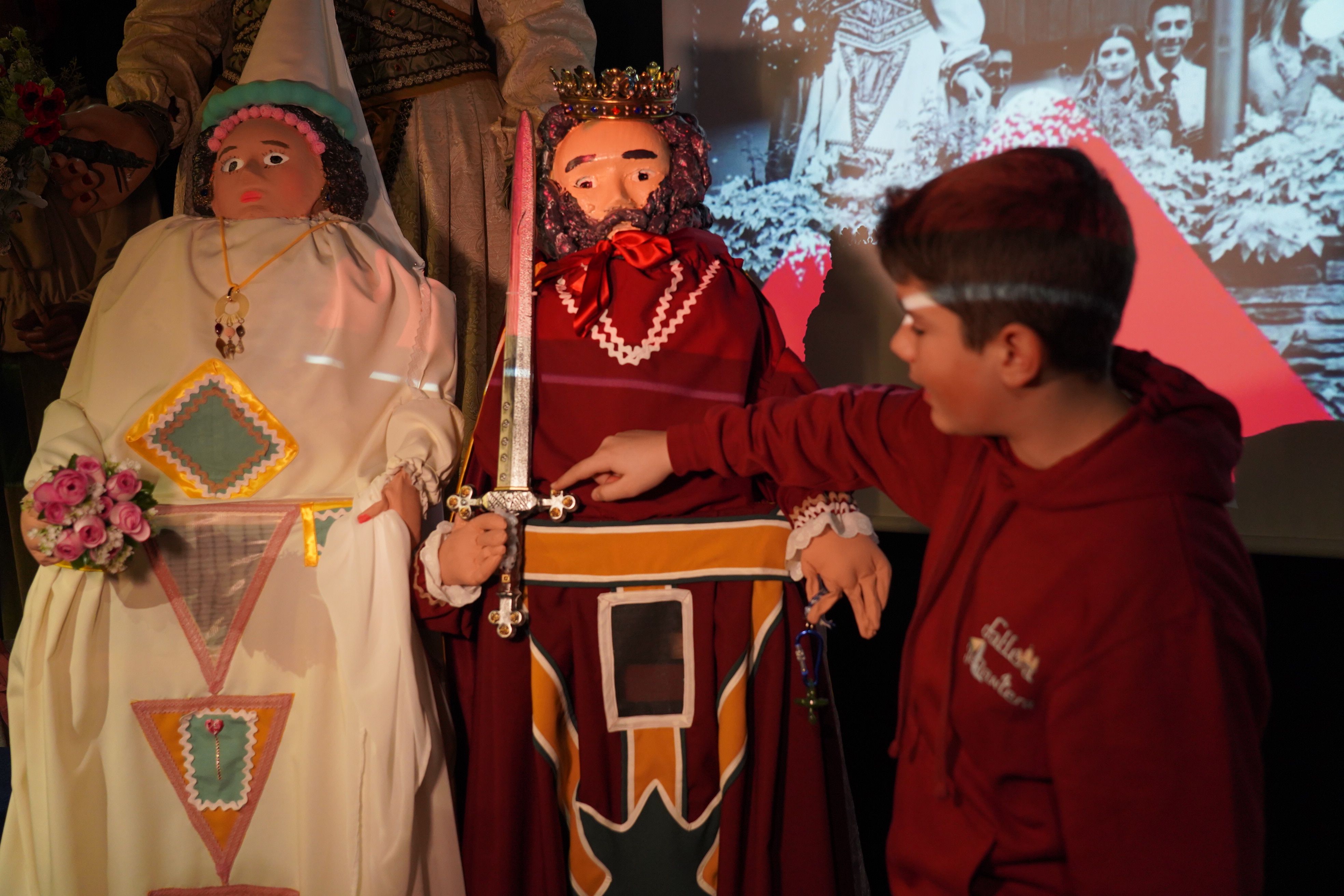 L'Adrià explica de quins materials estan fets els gegantons.