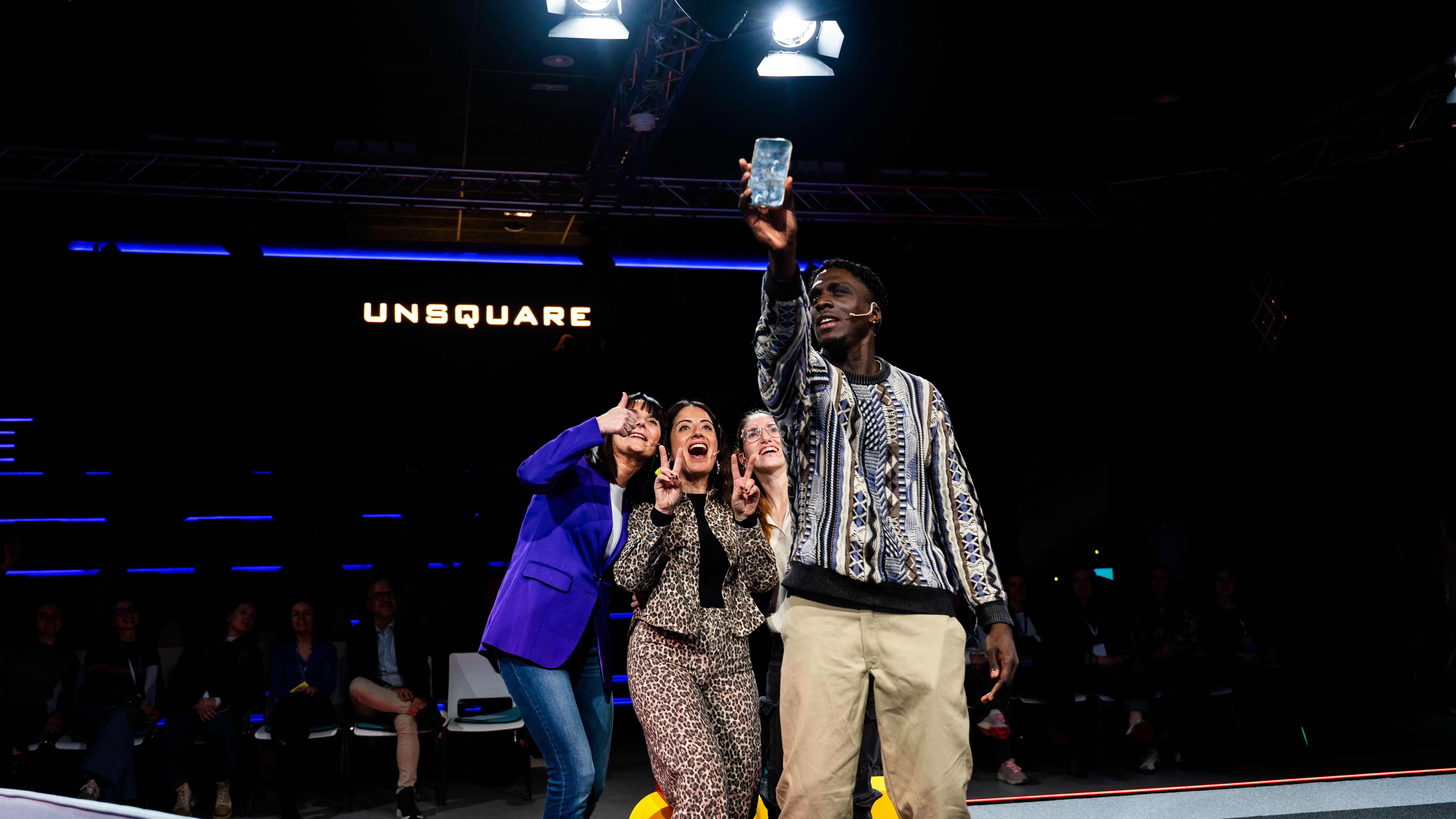 Els creadors de contingut fent-se un selfie amb la ministra de Cultura, Joventut i Esports, Mònica Bonell.