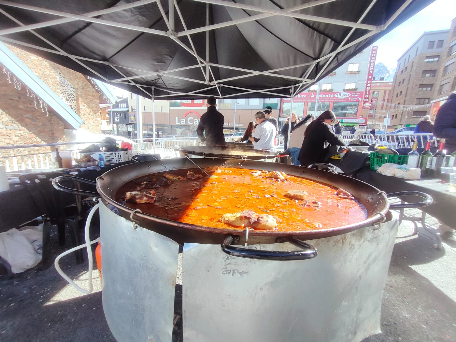 La paella, amb l'arròs a punt.