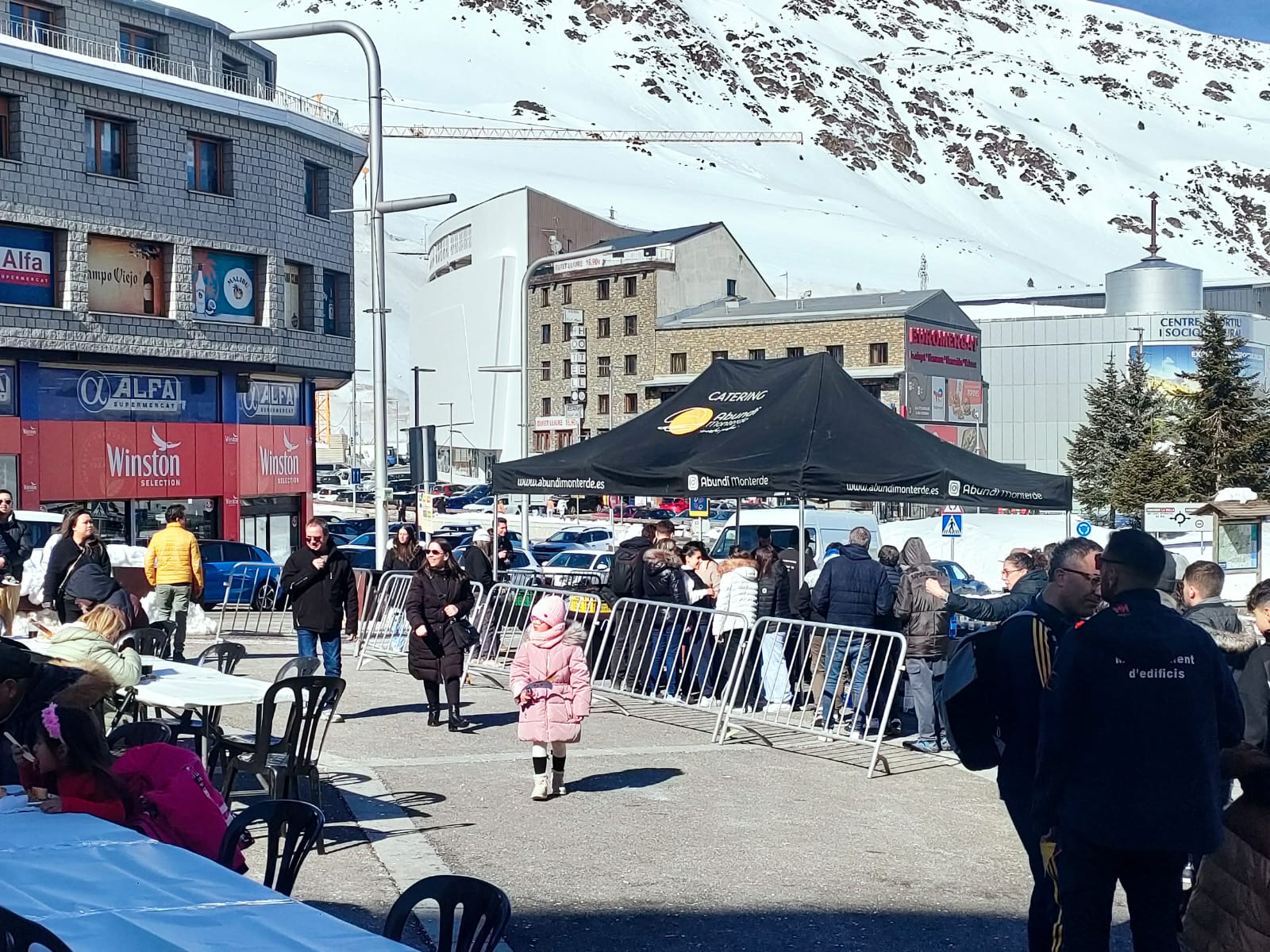 Gent fent cua per l'arrossada.