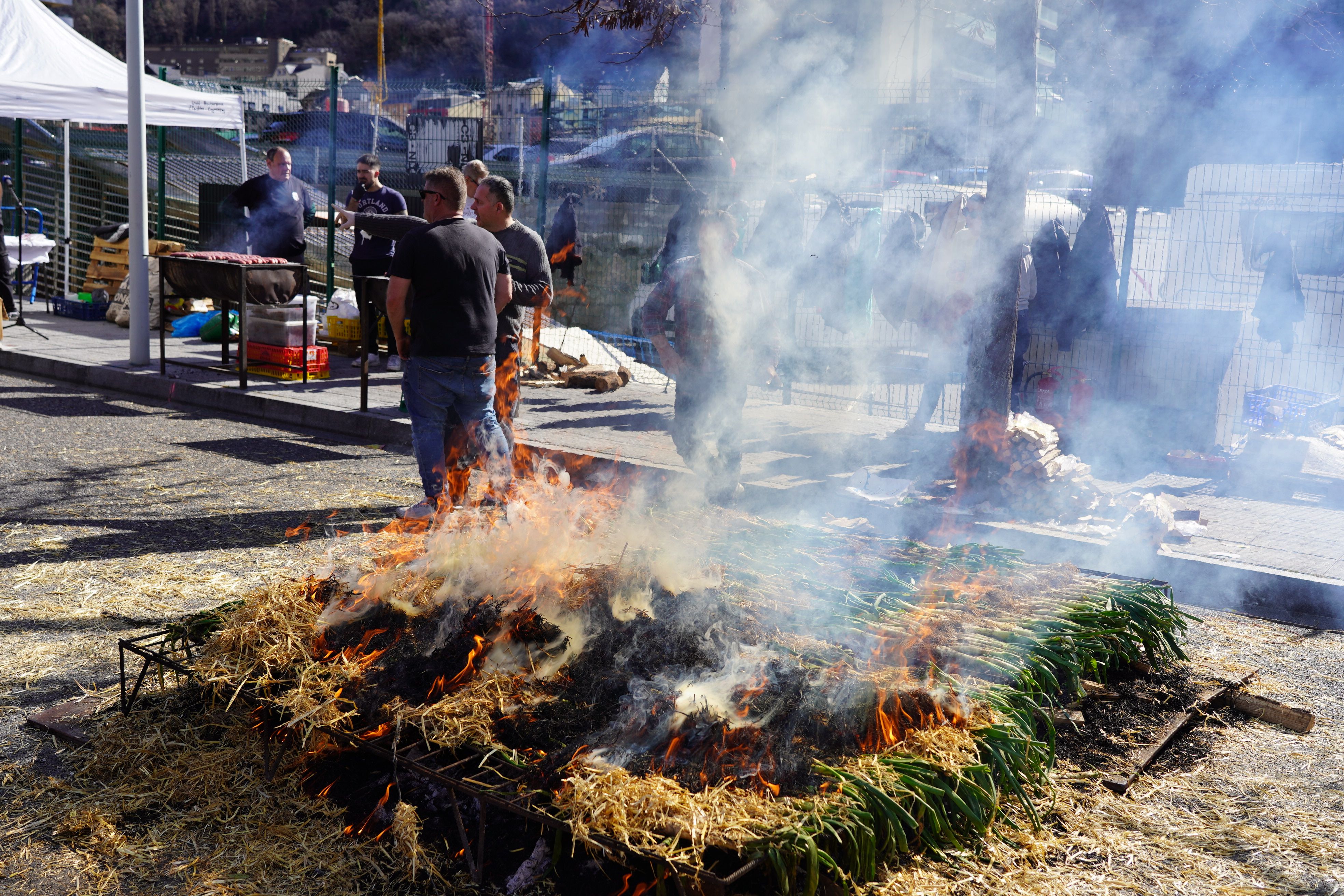 Calçotada popular a Escaldes-Engordany. Calçotada popular a Escaldes-Engordany.