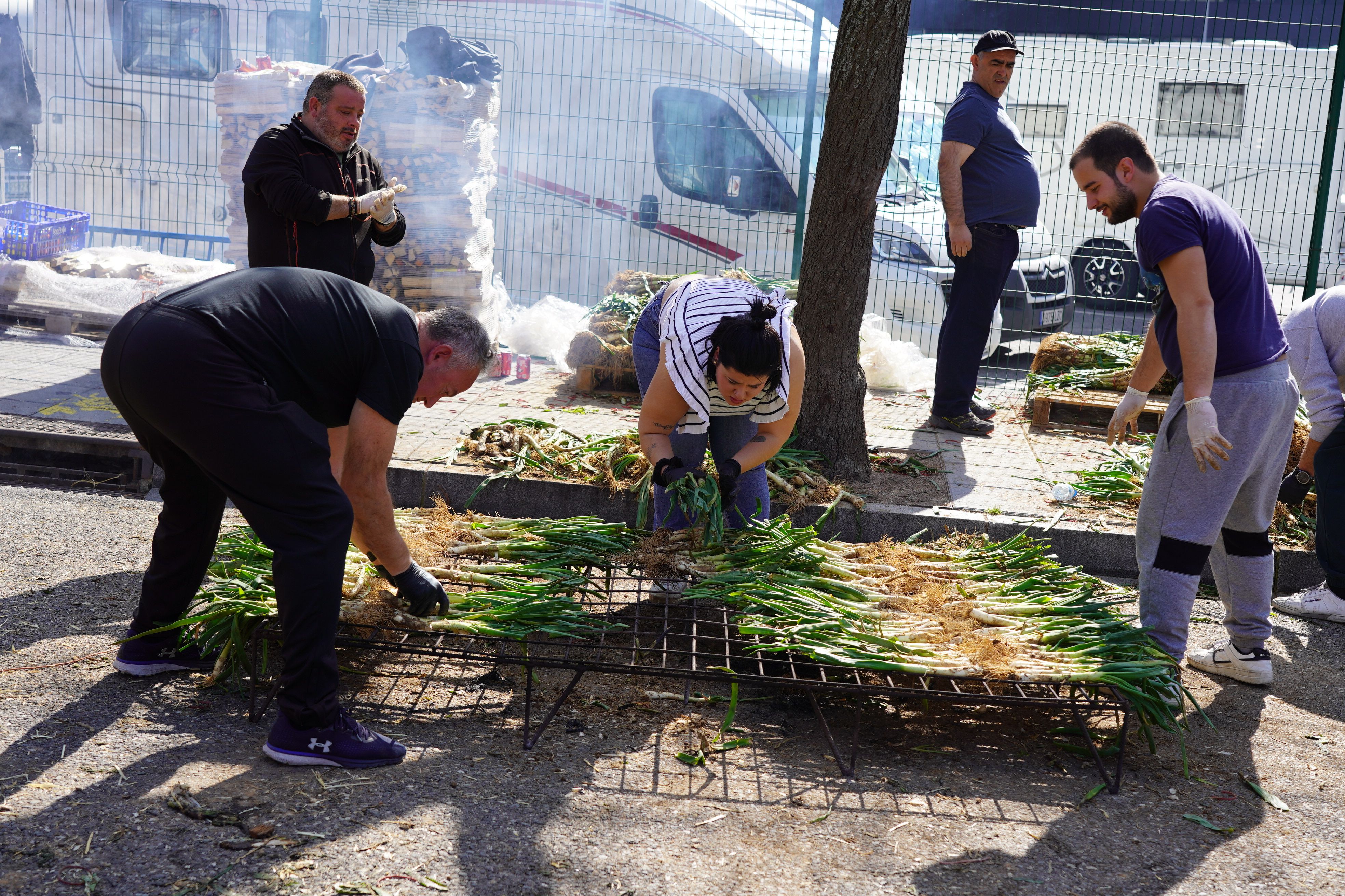Acabant de preparar els calçots. Acabant de preparar els calçots.