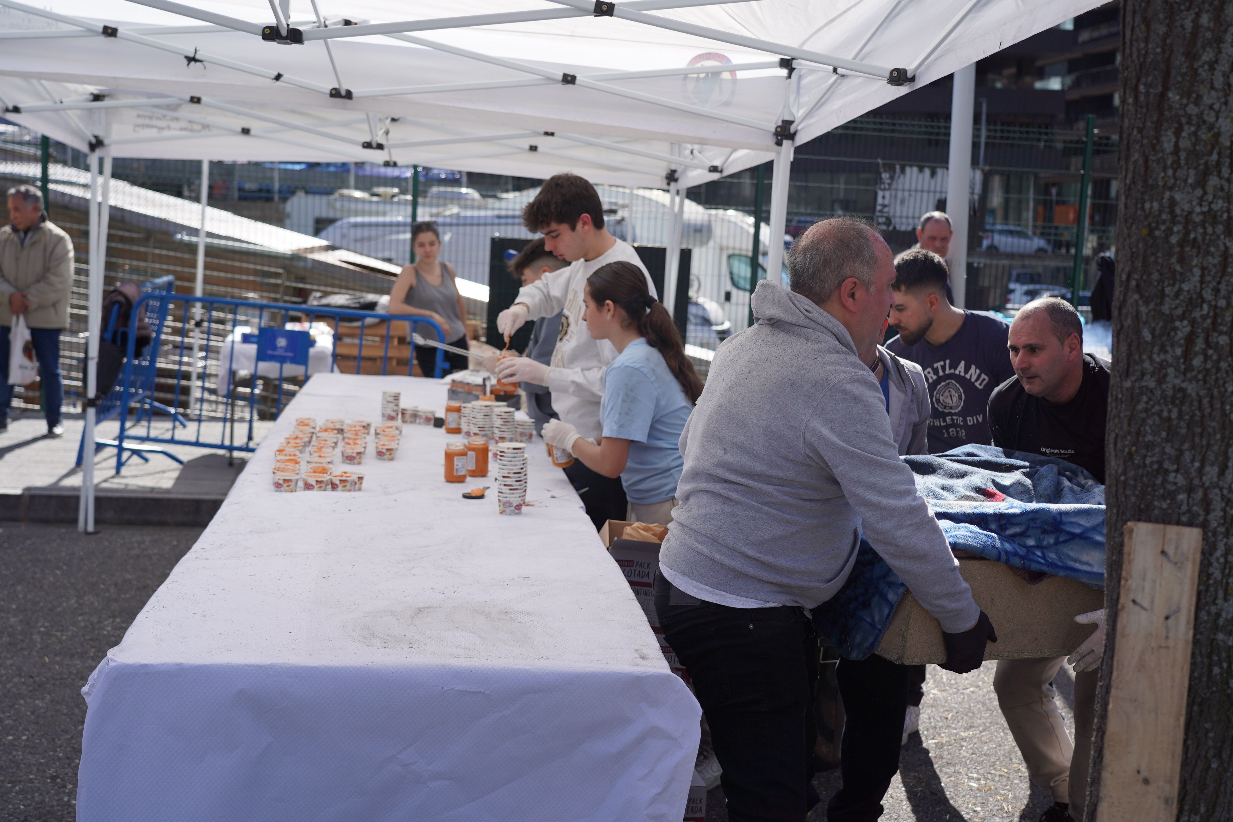 Calçotada popular al carrer dels Veedors. Calçotada popular al carrer dels Veedors.