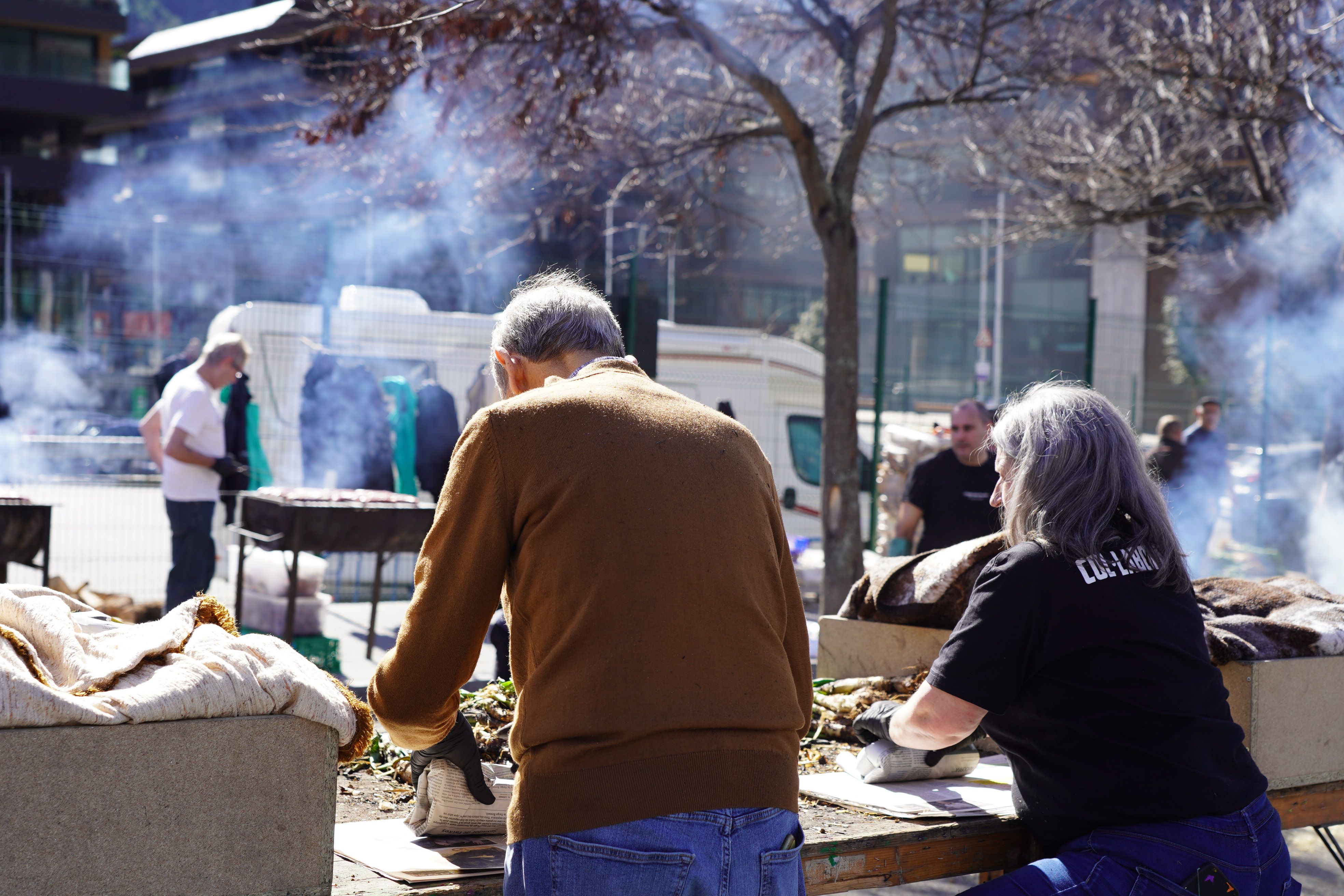 Preparant les racions de calçots. Preparant les racions de calçots.