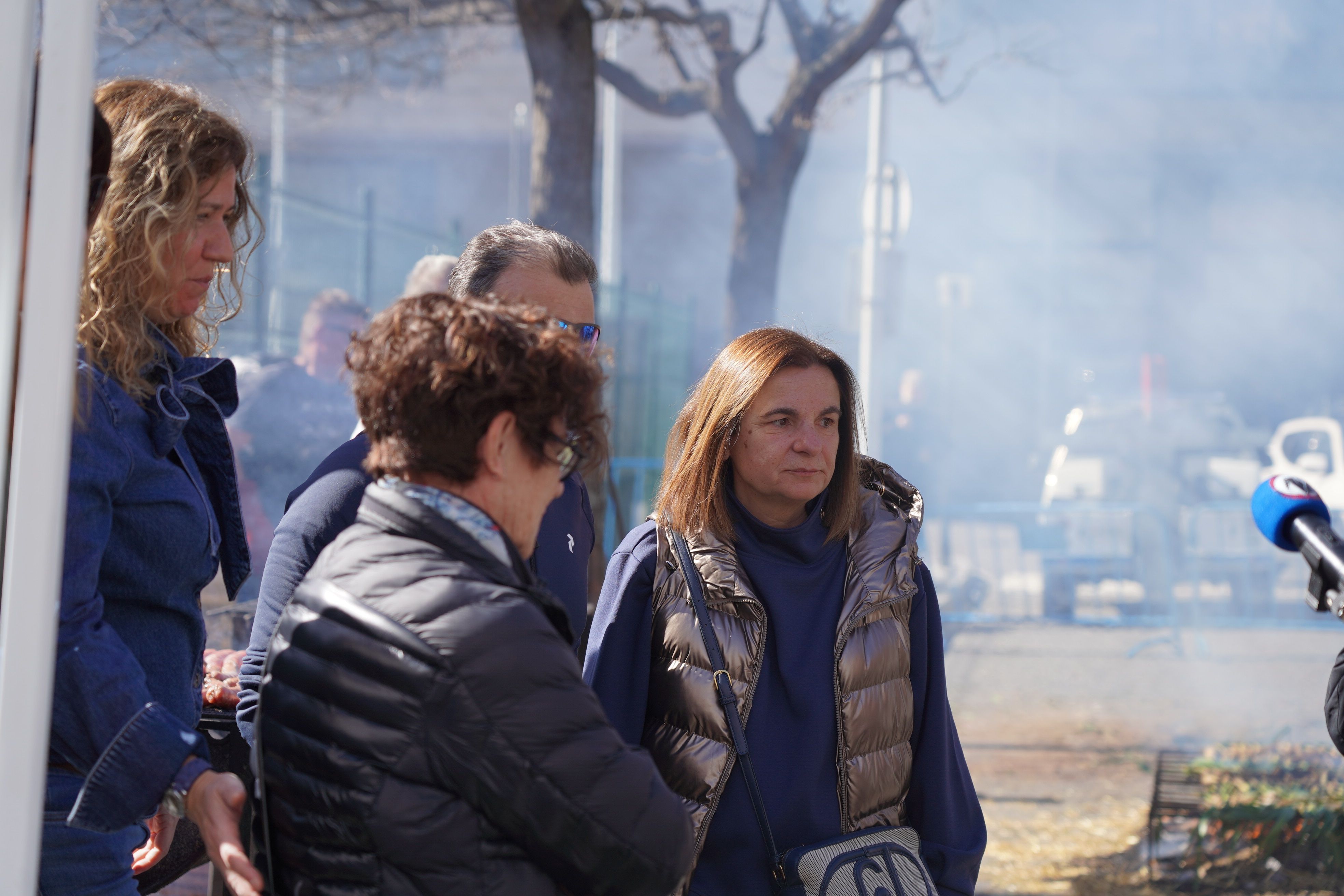 La ministra Trini Marín durant la calçotada. La ministra Trini Marín durant la calçotada.