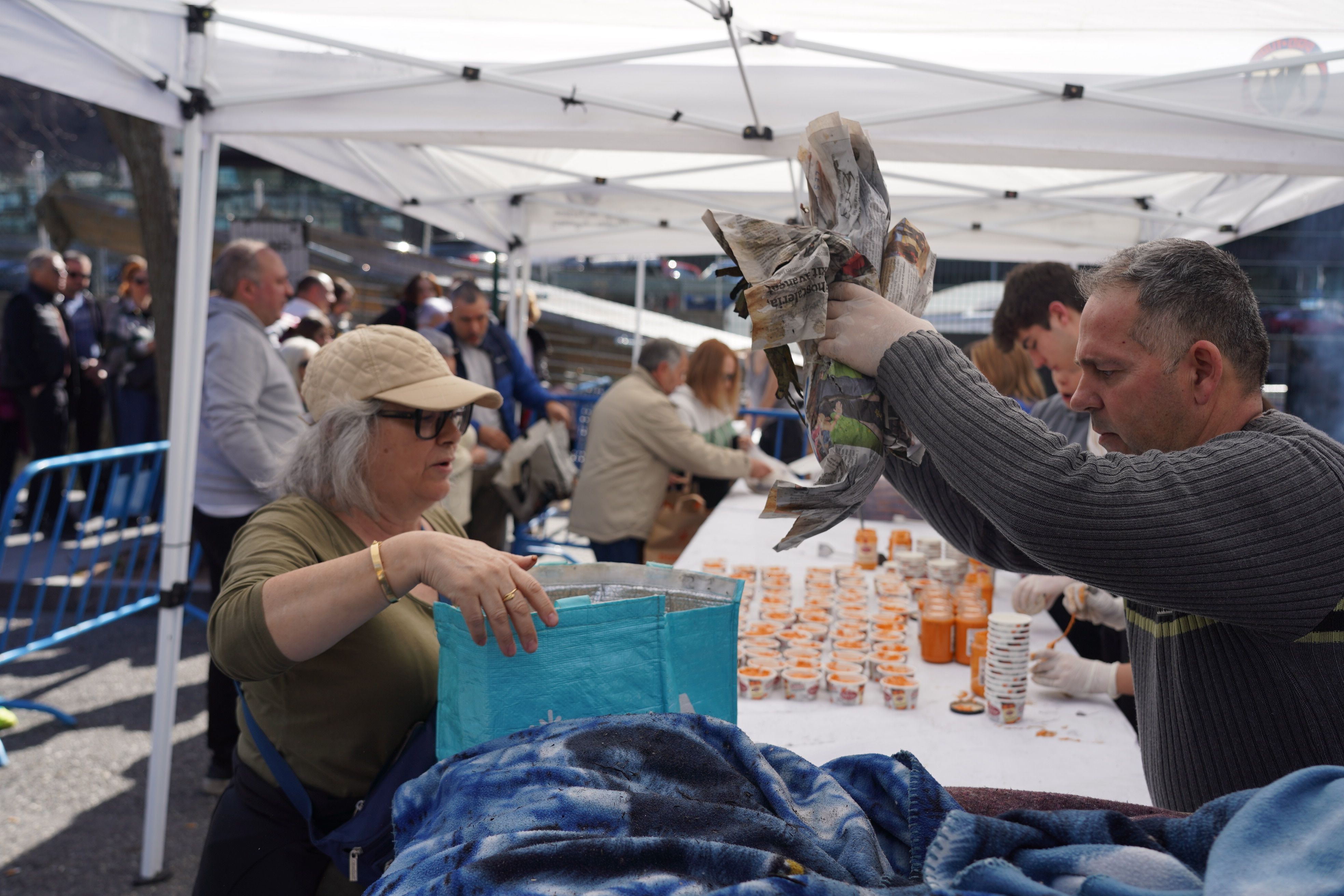 Repartició de les primeres racions. Repartició de les primeres racions.