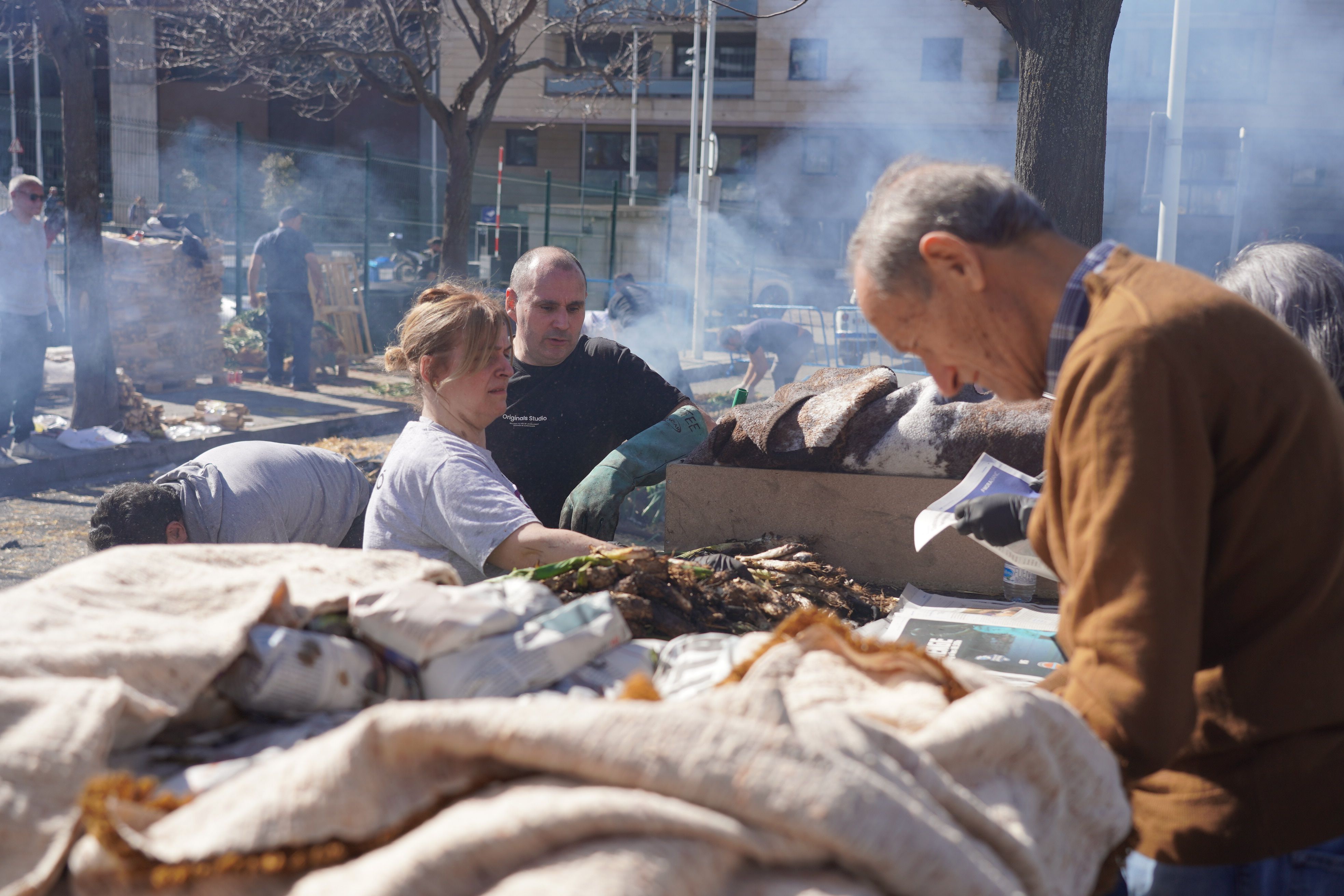 S'han repartit unes 800 racions de calçots. S'han repartit unes 800 racions de calçots.