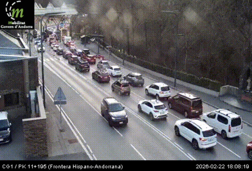 Cues quilomètriques per sortir del país per la frontera del Riu Runer. Cues quilomètriques per sortir del país per la frontera del Riu Runer.