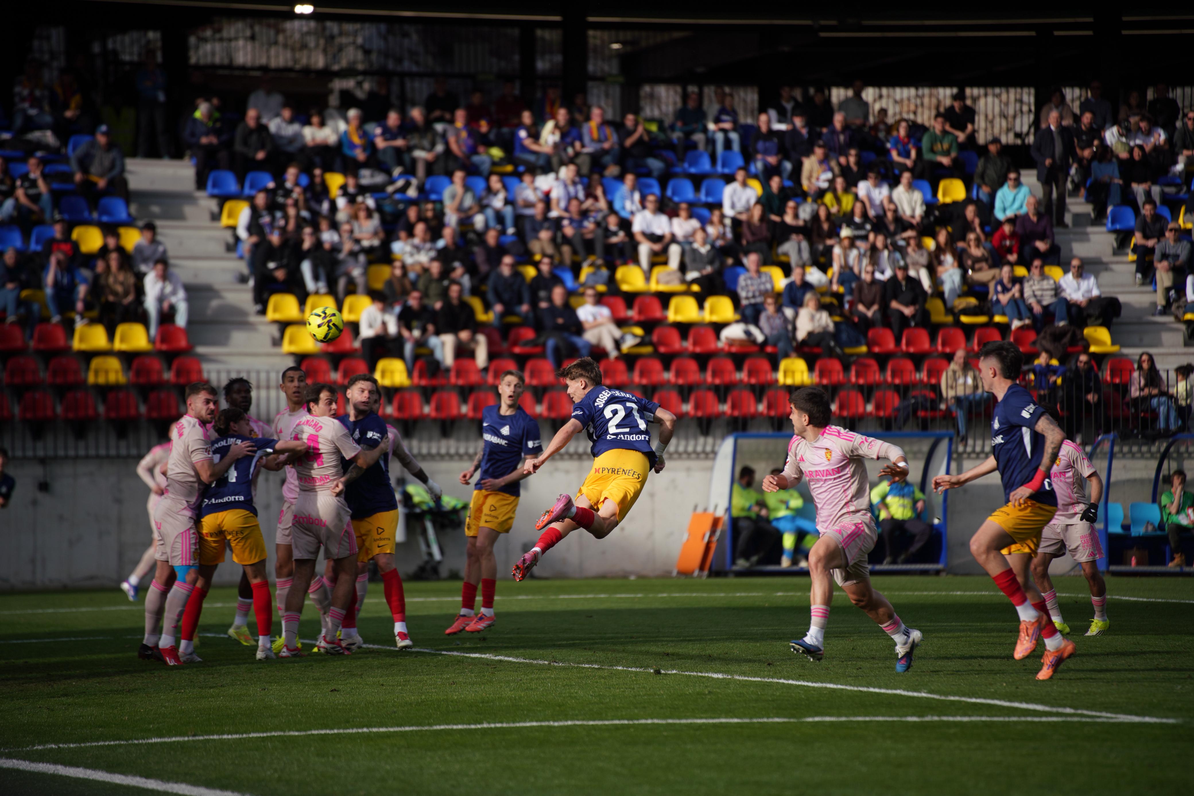 Josep Cerdà, marcant en solitari el segon gol de l'Andorra davant el Saragossa. Josep Cerdà, marcant en solitari el segon gol de l'Andorra davant el Saragossa.