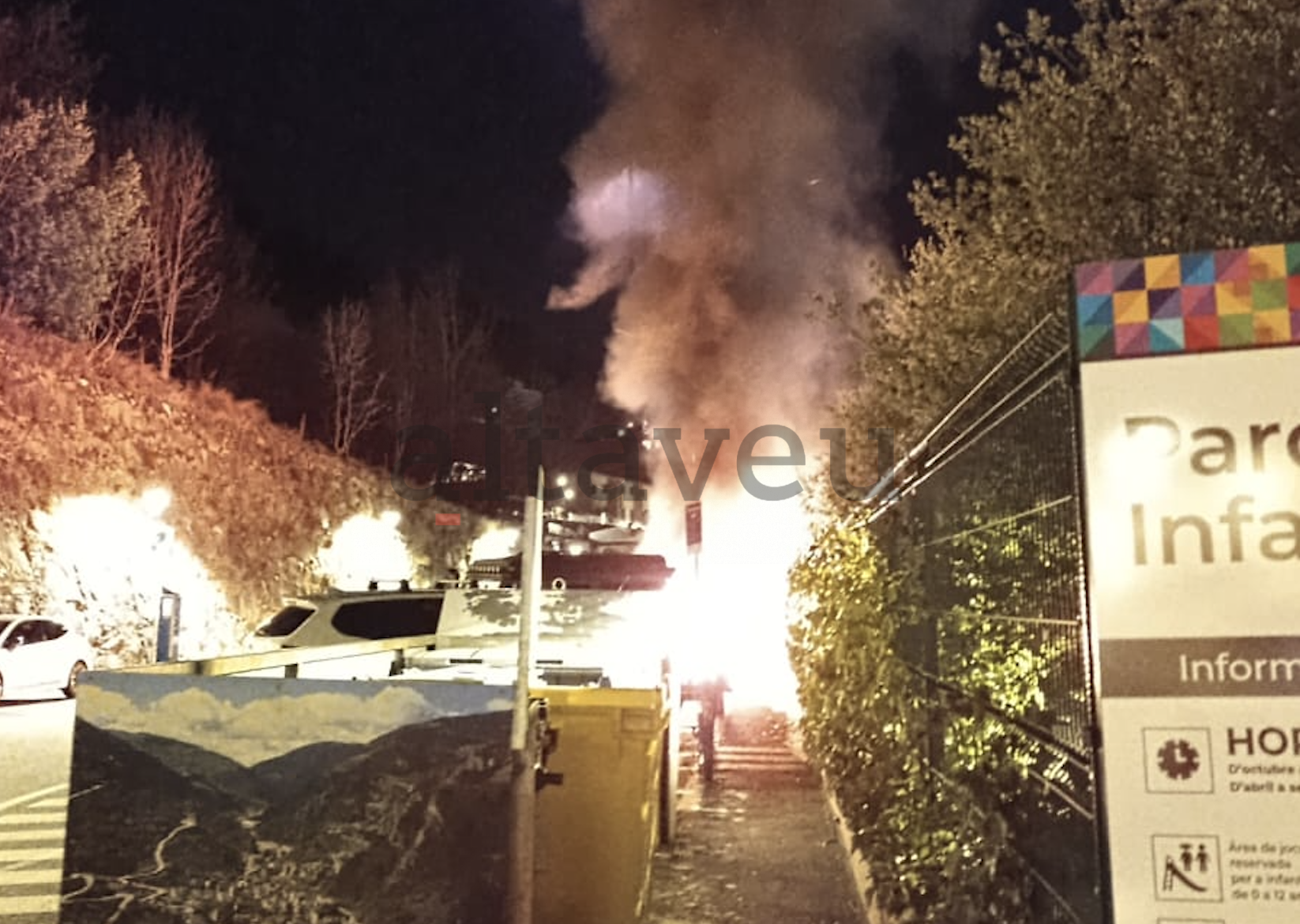 Cremen tres cotxes a Aixirivall. Cremen tres cotxes a Aixirivall.