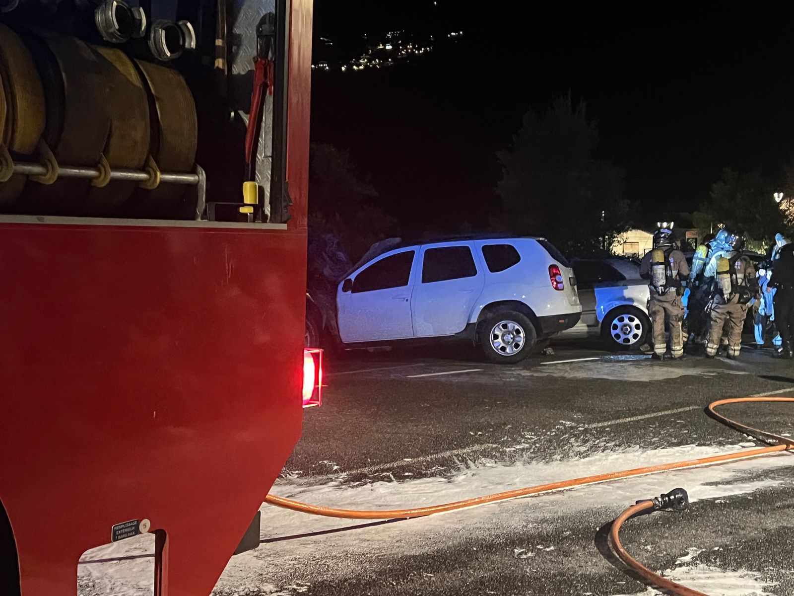 Els Bombers acabant d'apagar el foc.