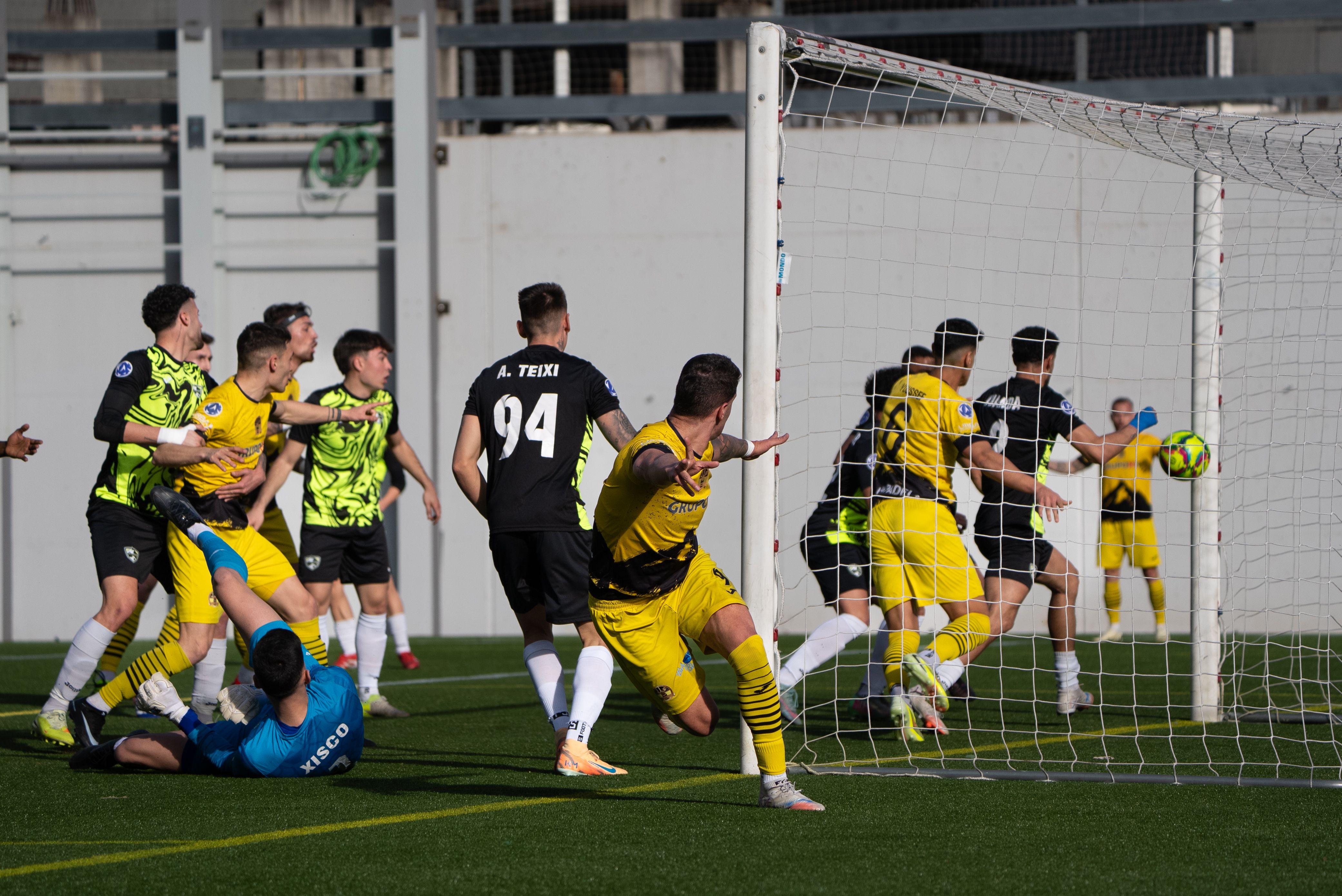 Un dels gols de la UE Santa Coloma aquest diumenge davant l'Ordino.