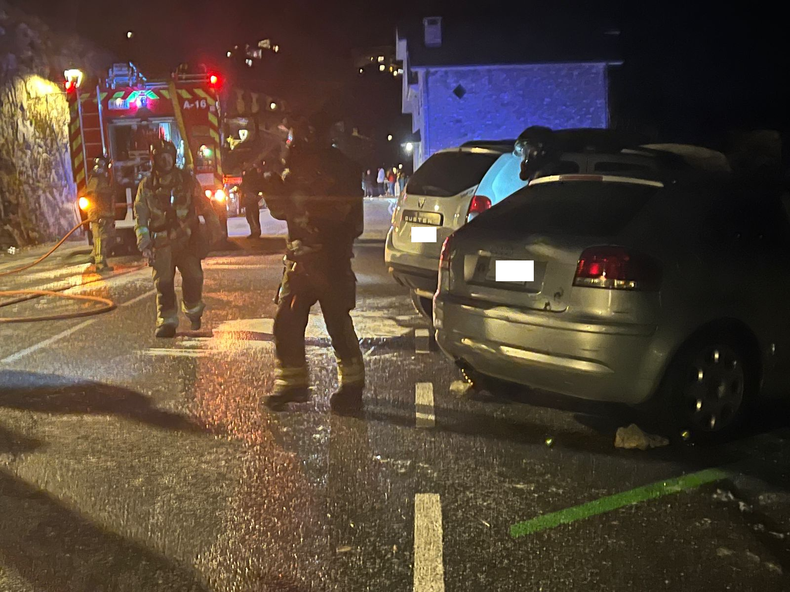 Al lloc dels fets s'hi ha desplaçat una dotació de foc dels bombers i el cotxe de comandament.