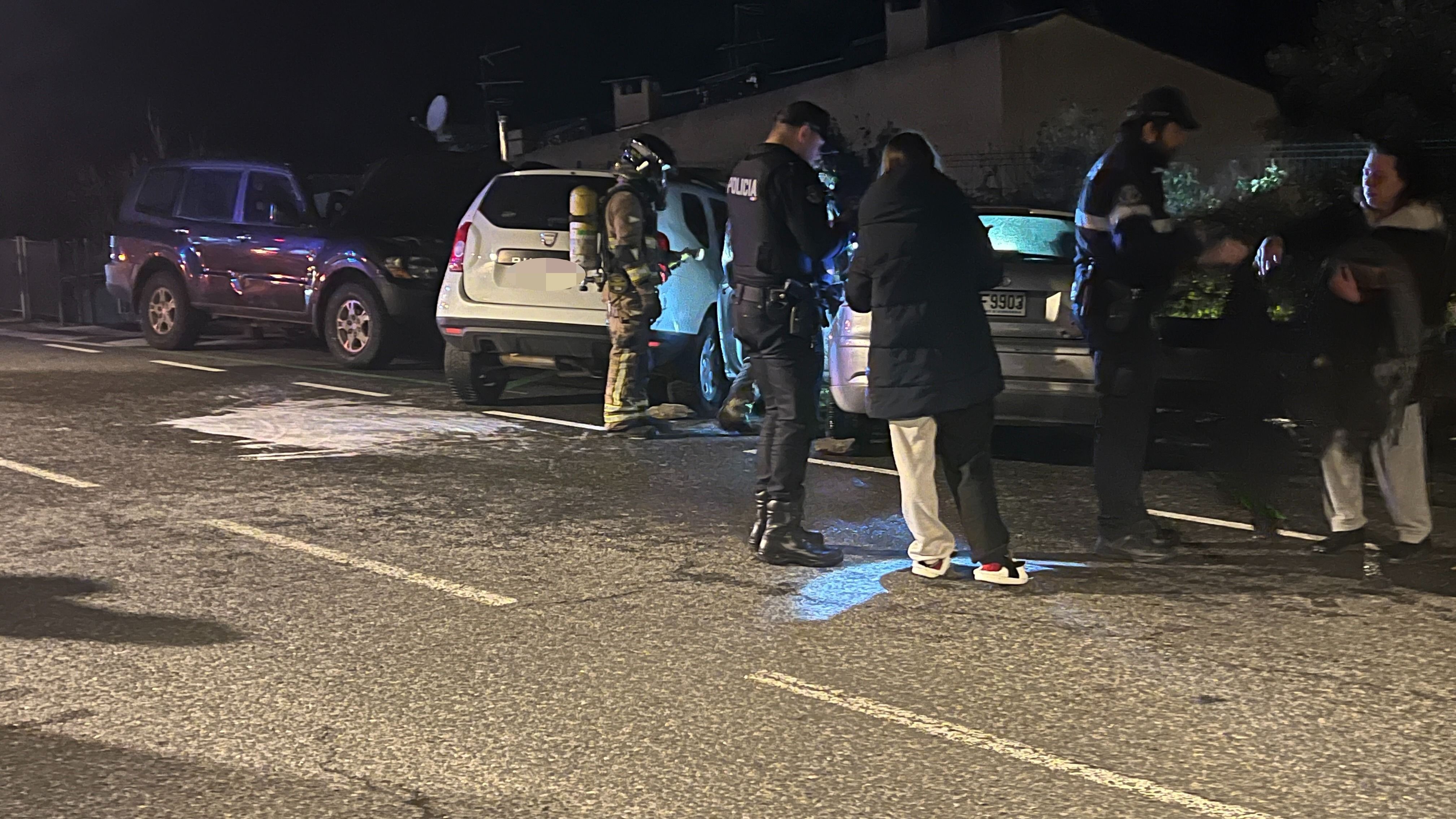 Responsables dels vehicles recuperant algunes pertinences.