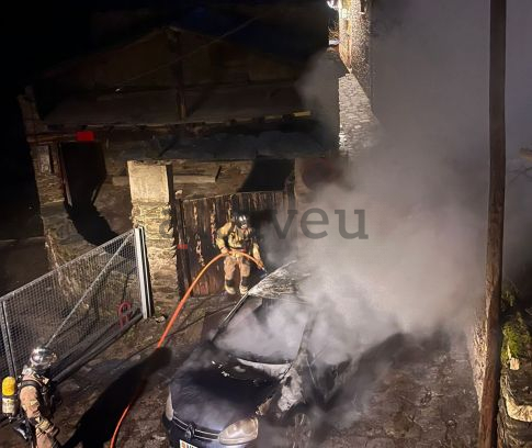 Els bombers treballant en l'extinció del foc que va cremar un cotxe el 4 de febrer.