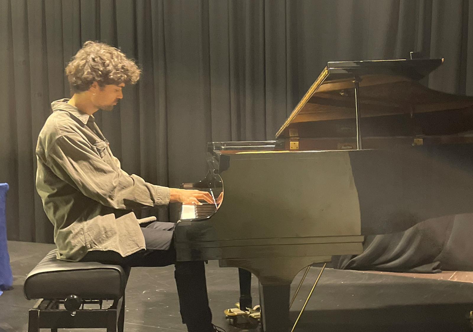 Kic Barroc toca una peça durant la presentació del disc a la premsa.