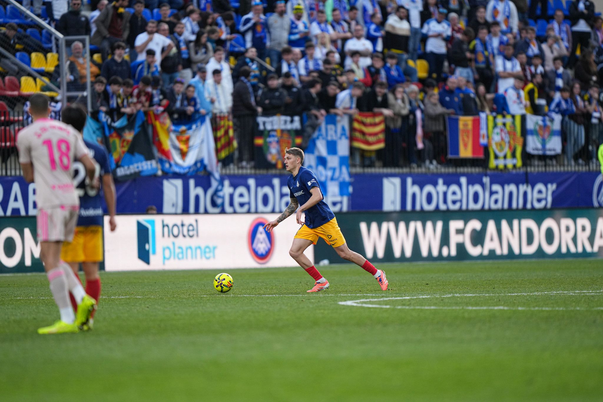 L'afició del Saragossa, al fons de la imatge animant el seu equip. L'afició del Saragossa, al fons de la imatge animant el seu equip.