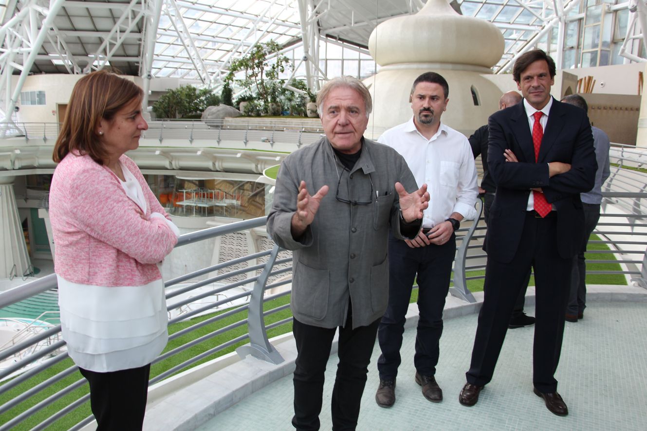 Jean-Michel Ruols, al centre de la imatge, entre responsables de Caldea (Trini Marín, Gerard Estrella, Miguel Pedragal) durant l'etapa d'Inúu. Jean-Michel Ruols, al centre de la imatge, entre responsables de Caldea (Trini Marín, Gerard Estrella, Miguel Pedragal) durant l'etapa d'Inúu.