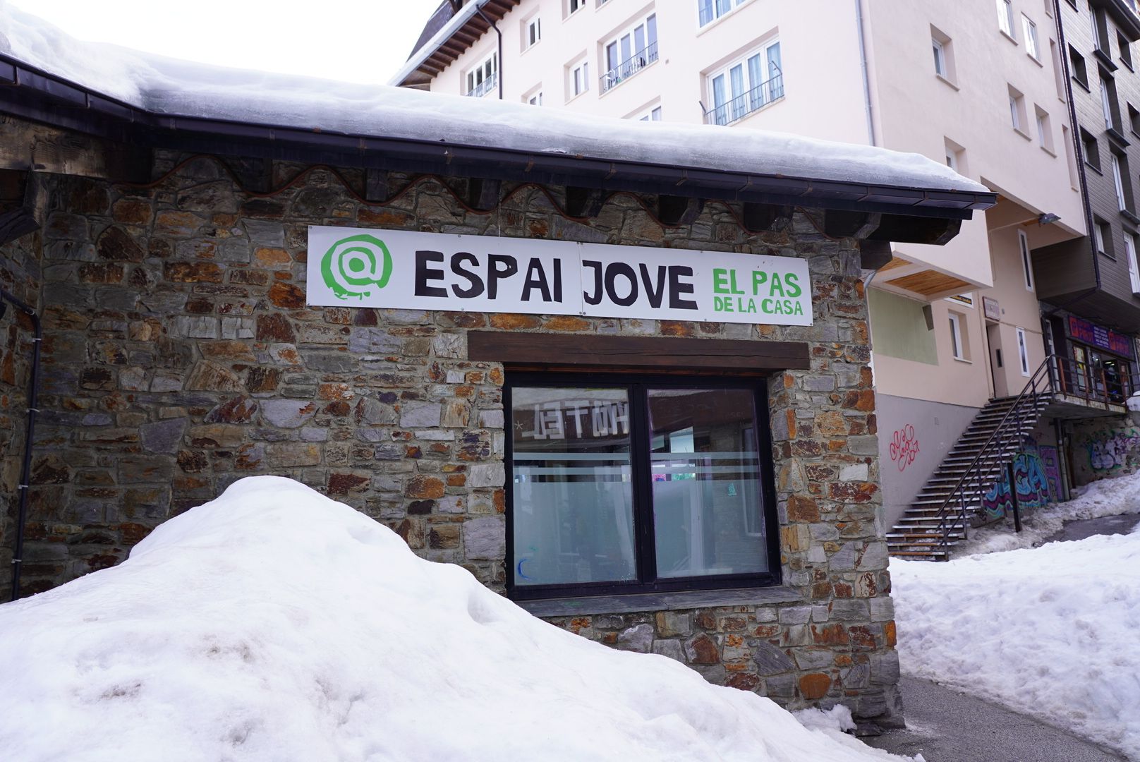 El poc èxit de l'Espai Jove inaugurat el 2018 ha convertit aquest espai en un magatzem per als monitors d'esquí.