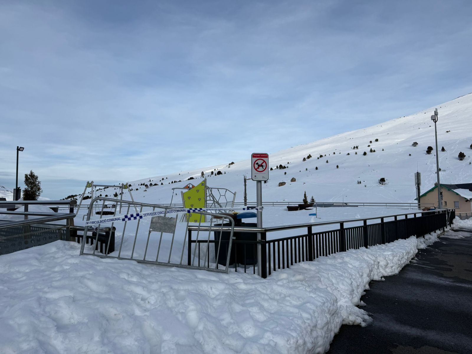 La neu inhabilita un dels principals parcs infantils de la vila. La neu inhabilita un dels principals parcs infantils de la vila.