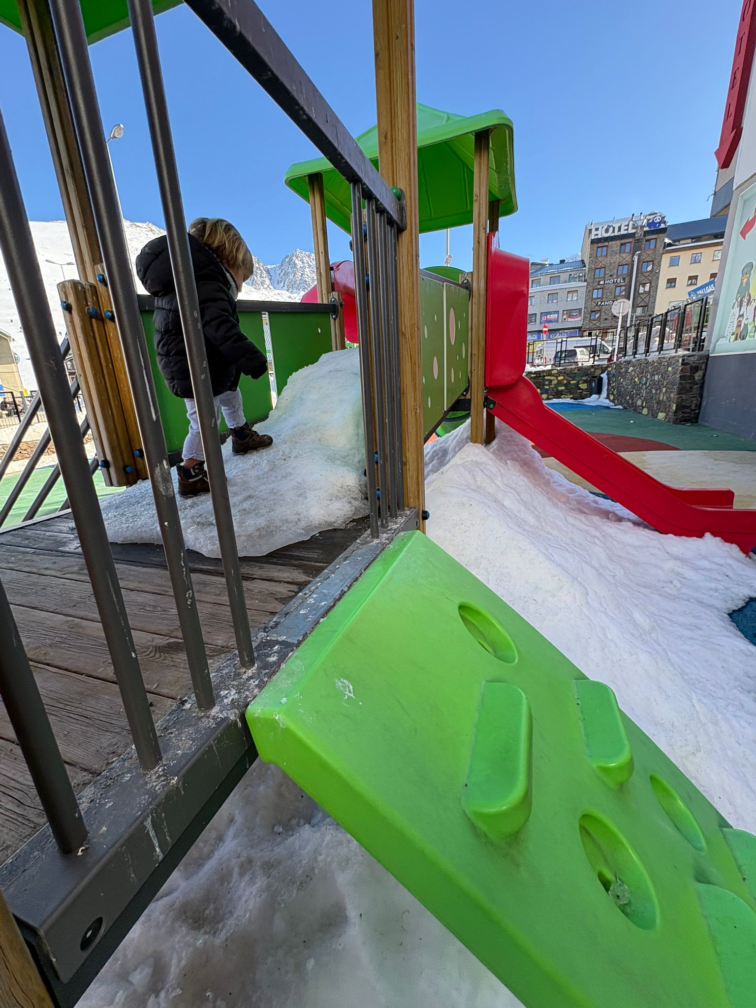 Les estructures de joc dels parcs estan plenes de neu i gel, de manera que el seu ús pot resultar perillós. Les estructures de joc dels parcs estan plenes de neu i gel, de manera que el seu ús pot resultar perillós.