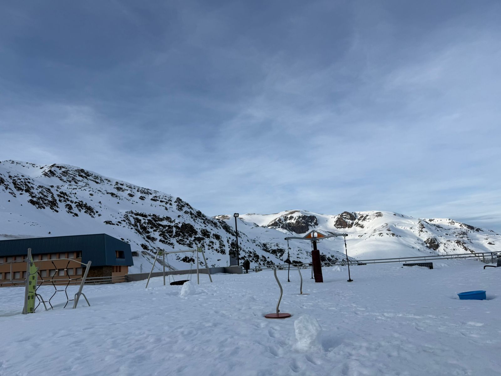 El cúmul de neu impossibilitat l'accés i l'ús dels parcs de la vila. El cúmul de neu impossibilitat l'accés i l'ús dels parcs de la vila.