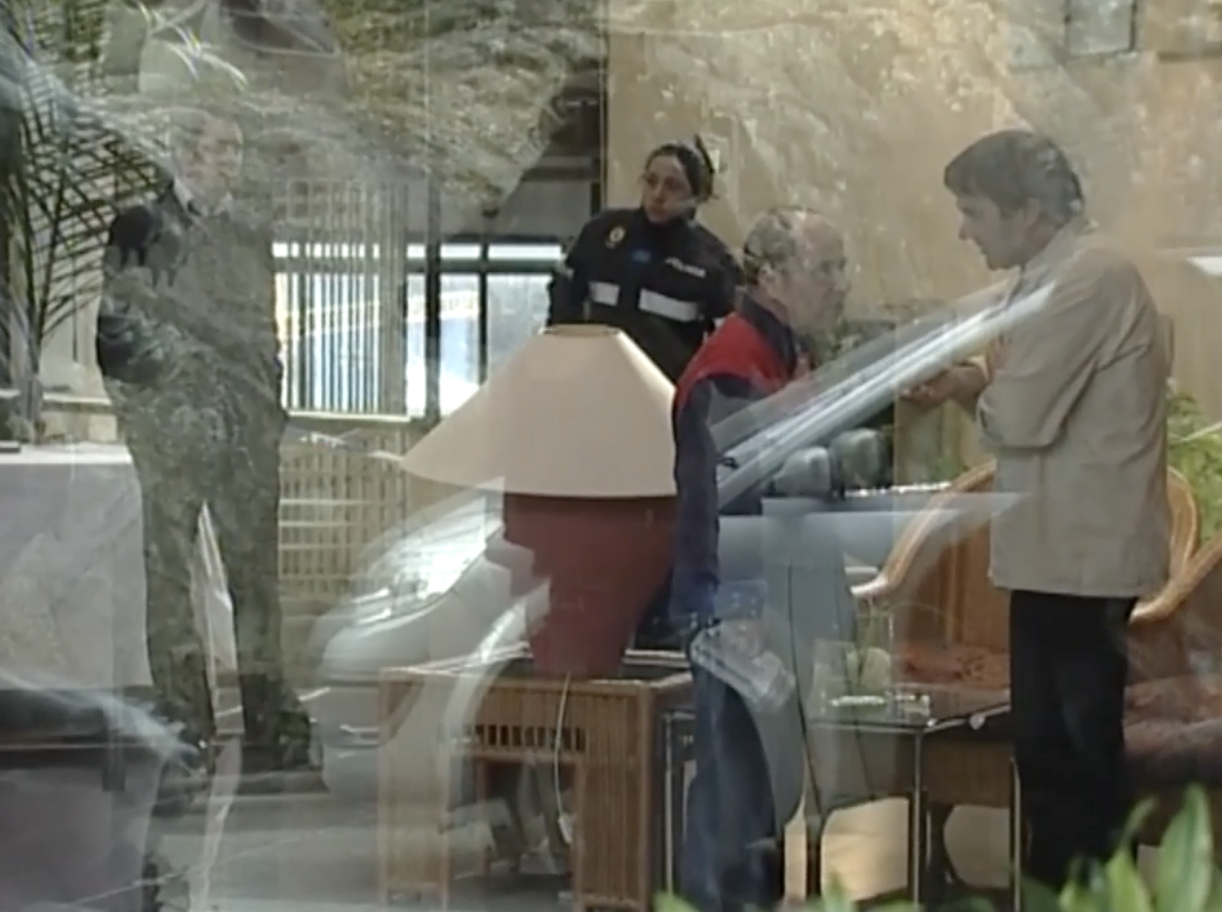 Una imatge de l'interior de l'hotel poca estona després del crim vista des de l'exterior.