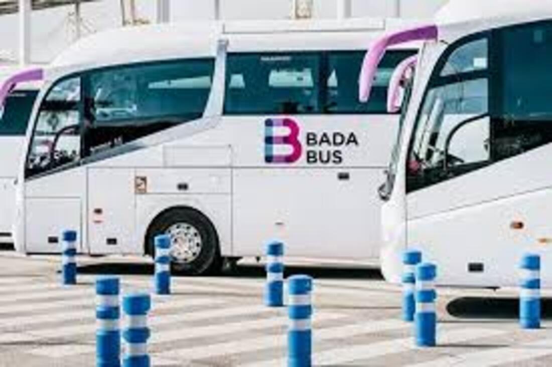 Hi ha companyies que lloguen busos amb conductor i, en aquests casos, pugen a Barcelona. Hi ha companyies que lloguen busos amb conductor i, en aquests casos, pugen a Barcelona.