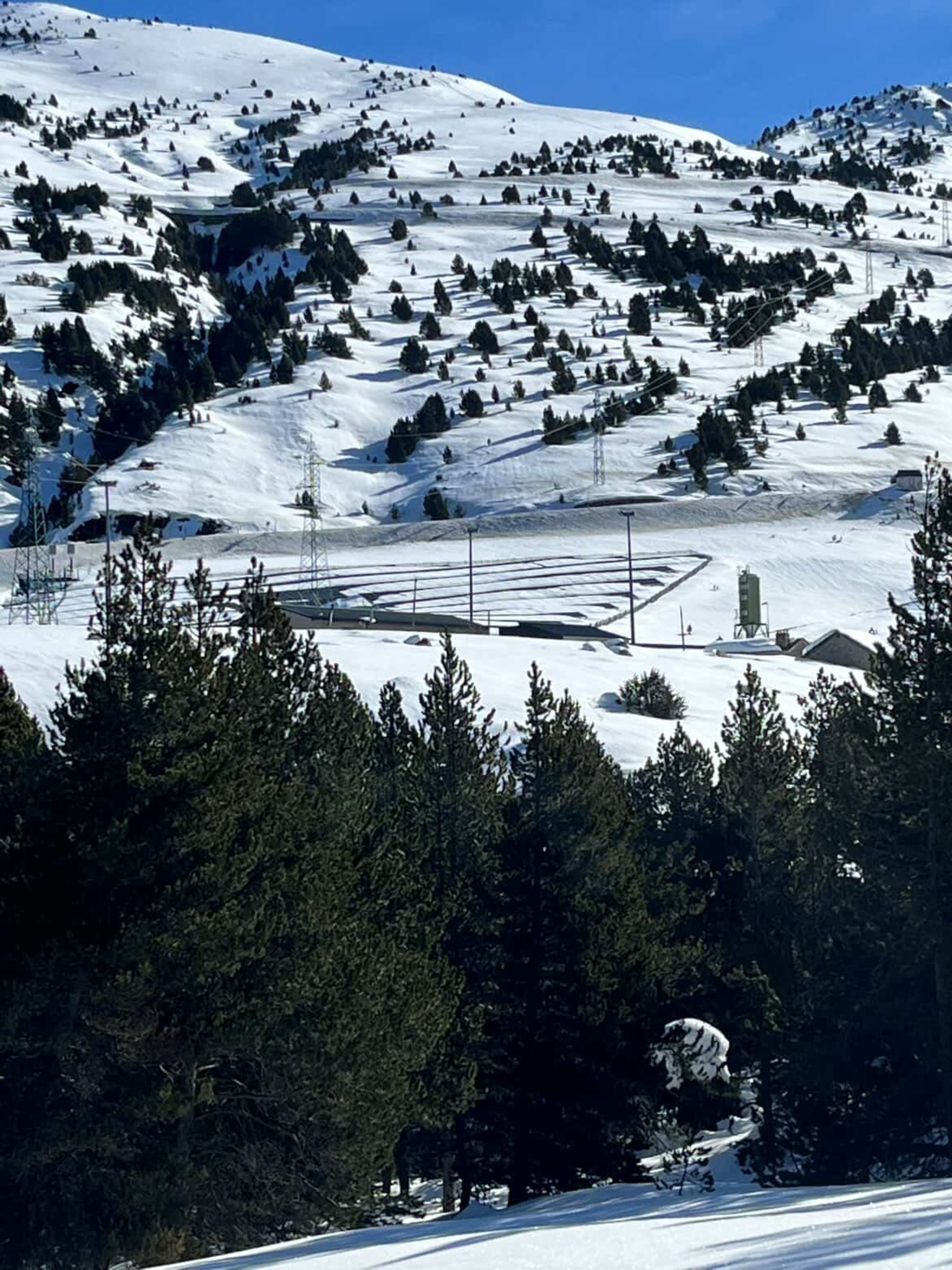 Una imatge d'aquest cap de setmana del parc solar de Grau Roig ple de neu. Una imatge d'aquest cap de setmana del parc solar de Grau Roig ple de neu.