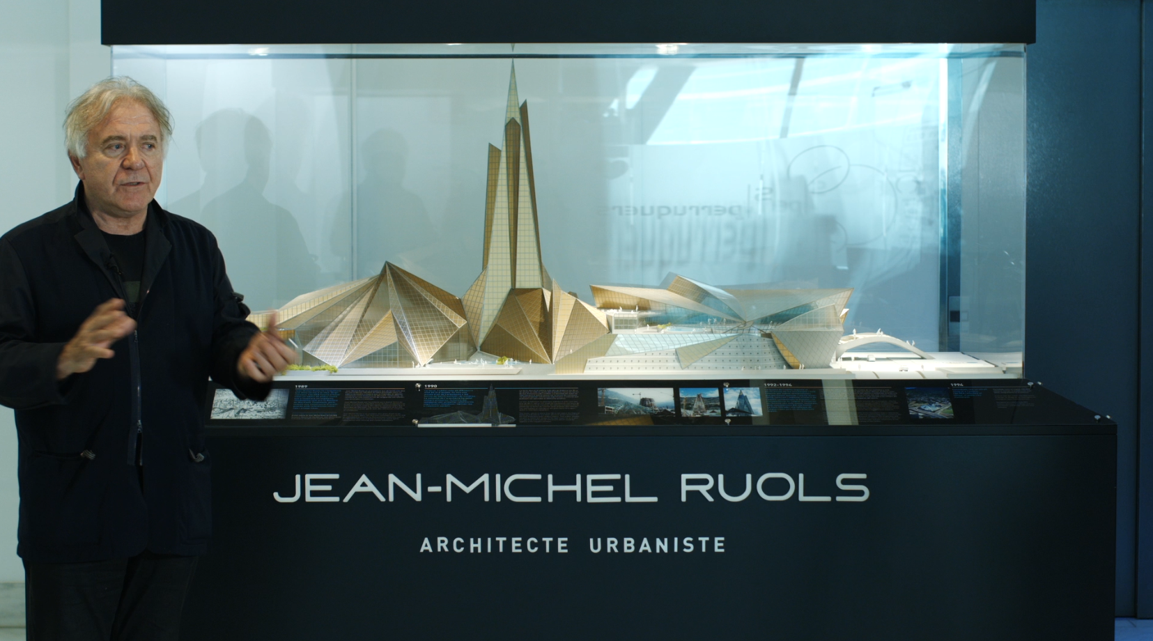 Jean-Michel Ruols amb una maqueta de Caldea.