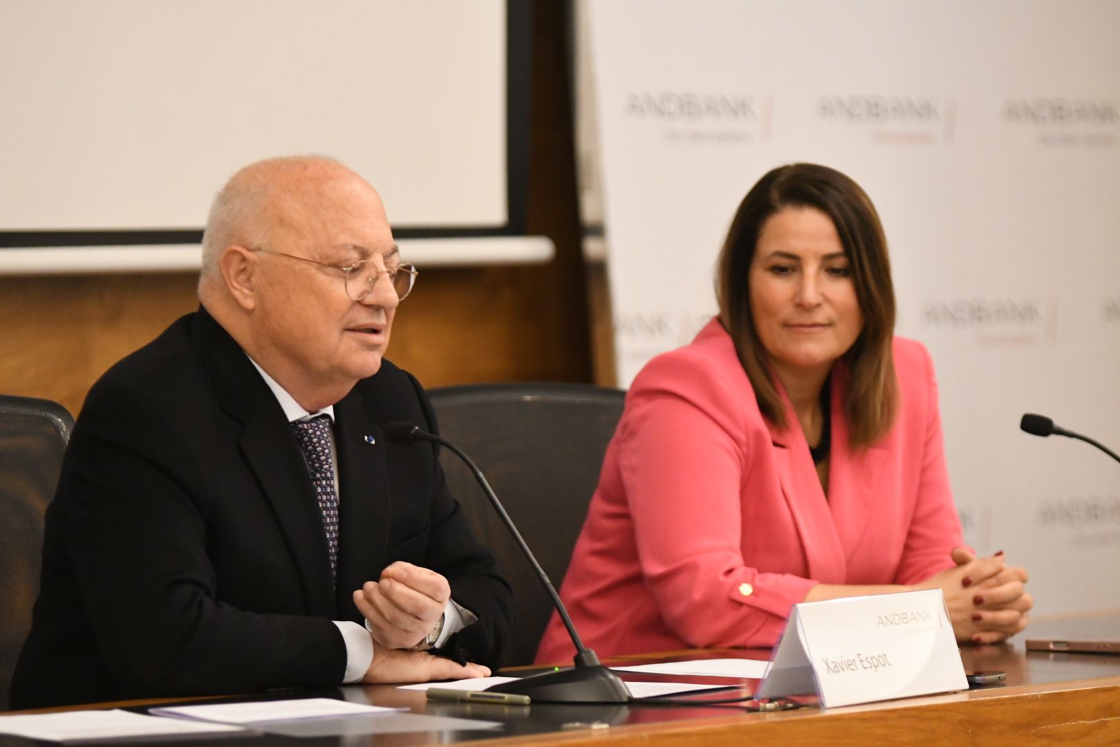 Xavier Espot Miró al costat de Maria Suárez, directora de banca país d’Andbank. Xavier Espot Miró al costat de Maria Suárez, directora de banca país d’Andbank.