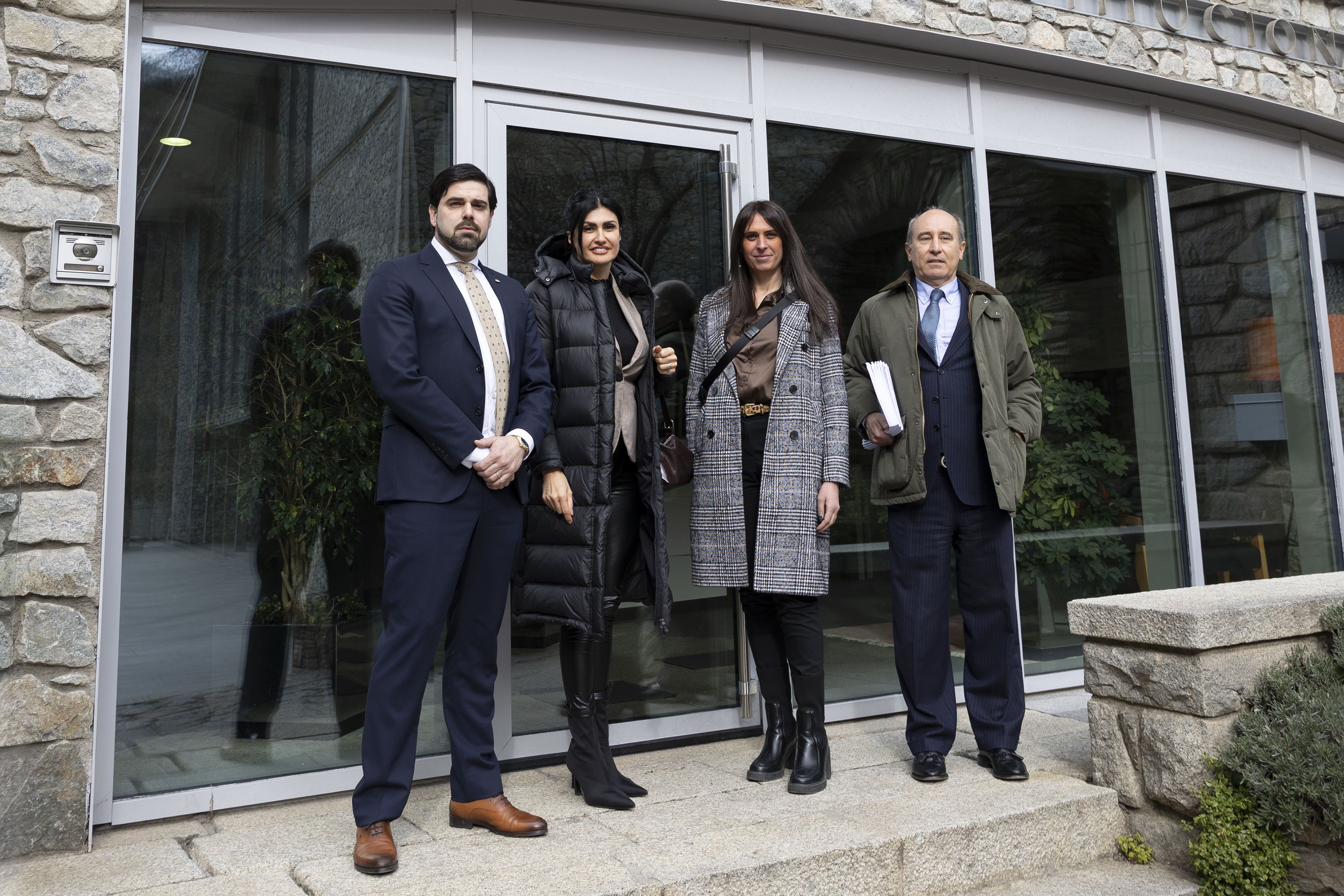 Els tres consellers d'Andorra Endavant i l'advocat i secretari general de la formació Alfons Clavera a la porta del Constitucional. Els tres consellers d'Andorra Endavant i l'advocat i secretari general de la formació Alfons Clavera a la porta del Constitucional.