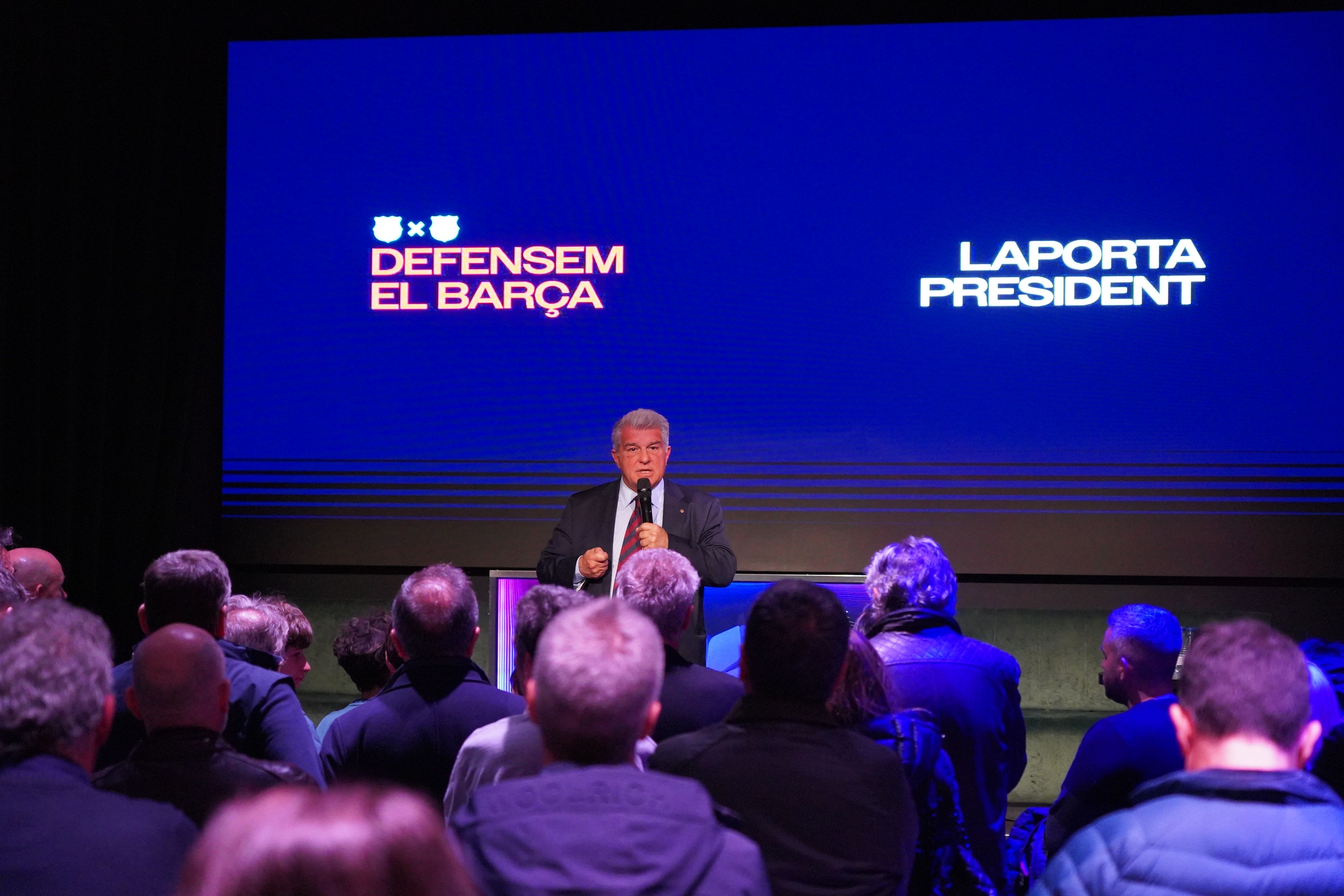 Joan Laporta durant el seu discurs en la trobada amb socis i aficionat a l'Unnic.