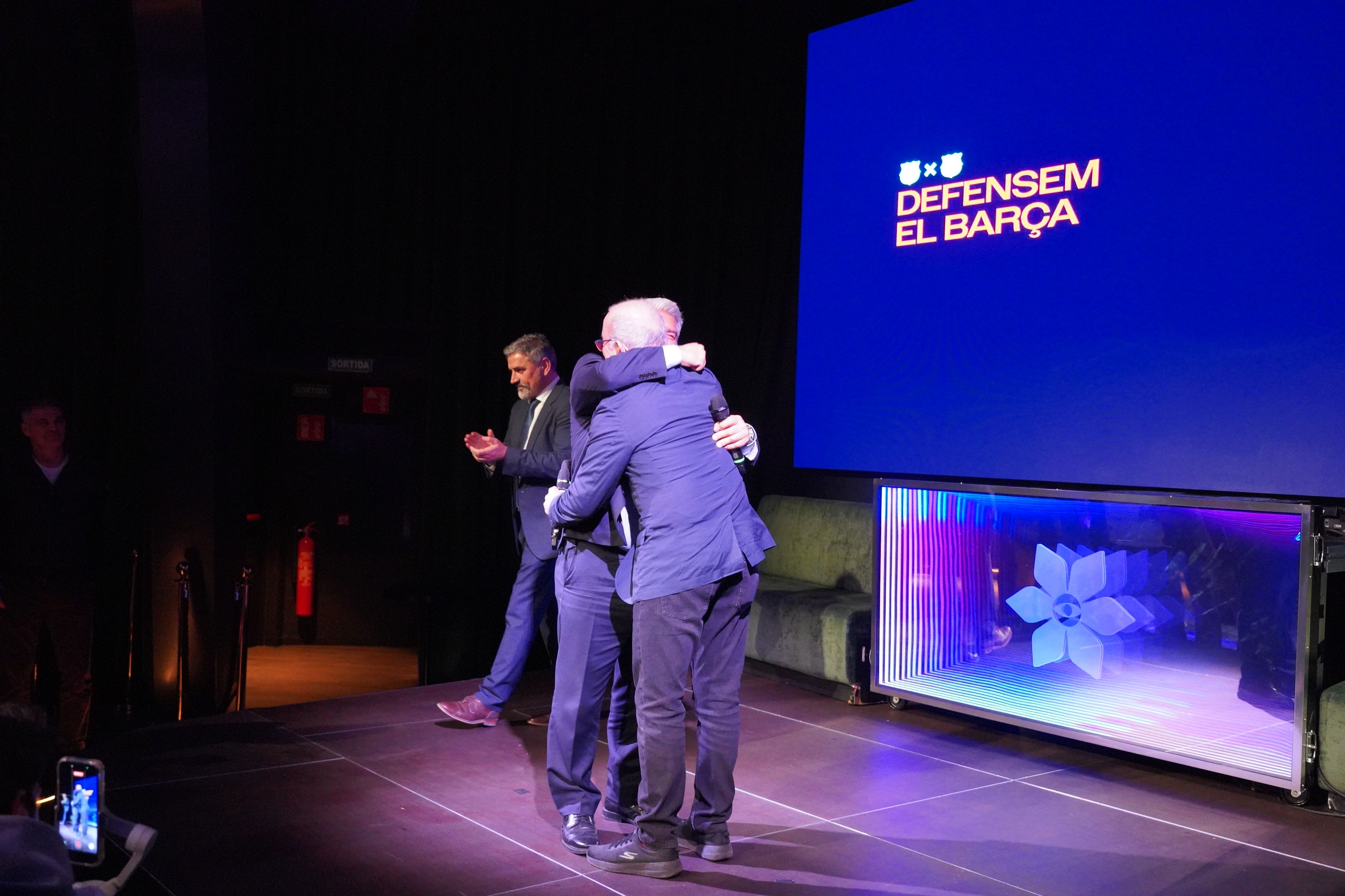 Laporta abraçant-se a Alfons Godall. Laporta abraçant-se a Alfons Godall.