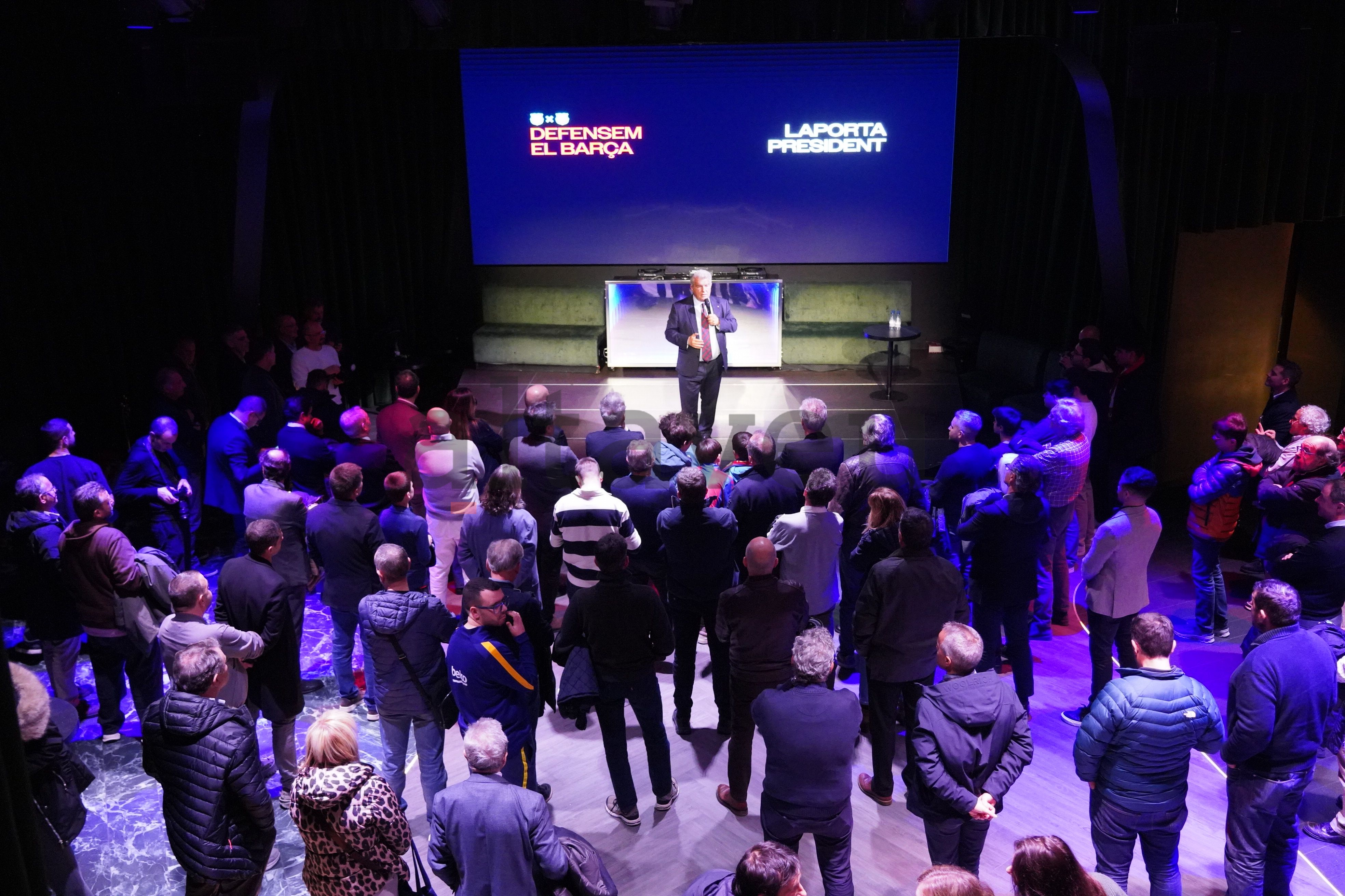 Laporta davant dels assitents a l'acte. Laporta davant dels assitents a l'acte.