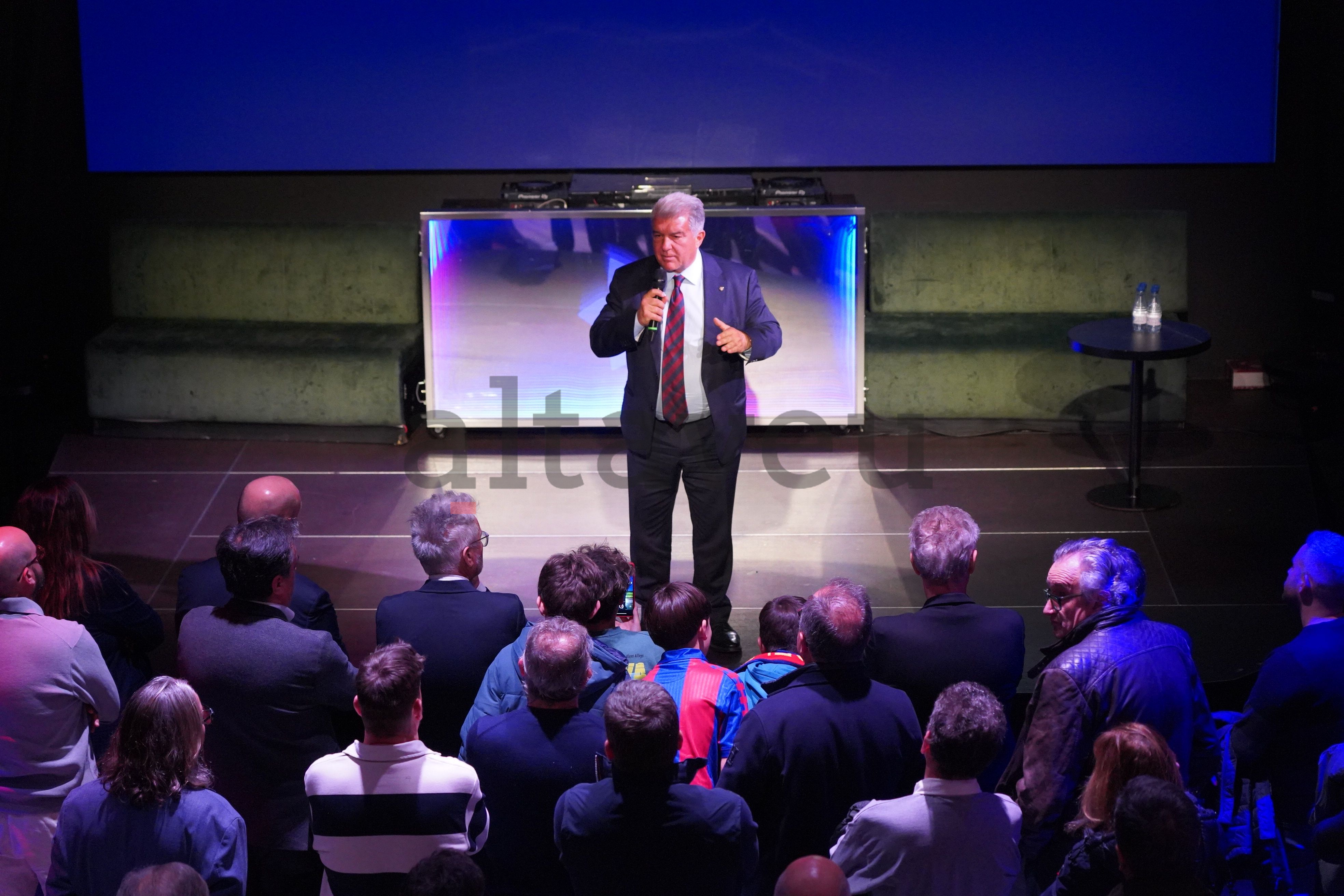 Laporta davant dels assitents a l'acte. Laporta davant dels assitents a l'acte.